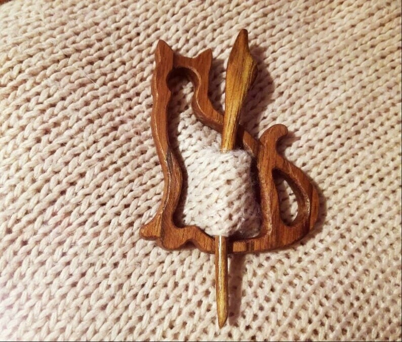 Brooch pin with wooden animal pattern (sweater clip)