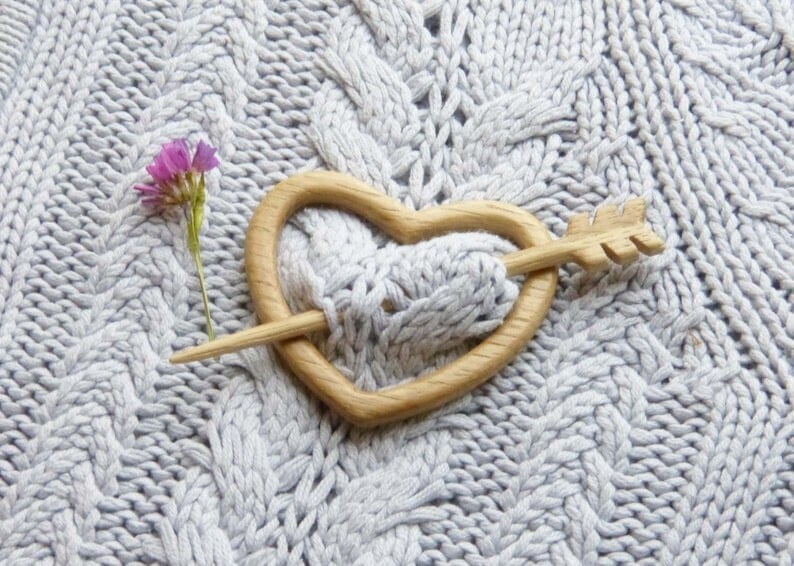 Brooch pin with wooden animal pattern (sweater clip)
