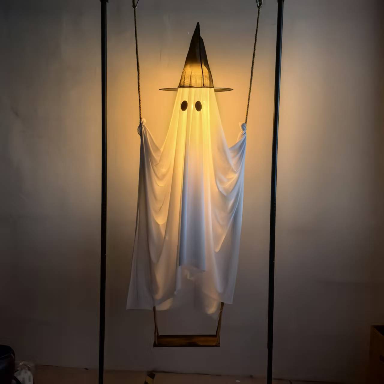 👻 LED Swinging Ghost Halloween Decoration – Spooky Hanging Decor for Indoor & Outdoor