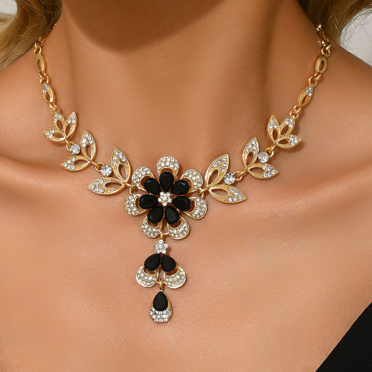 🔥High-Quality Teardrop Flower Diamond Necklace & Earrings Set