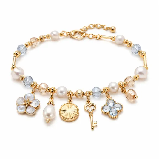 Charm-Armband in Gold mit Perlen und Kristallanhängern-irmandrix