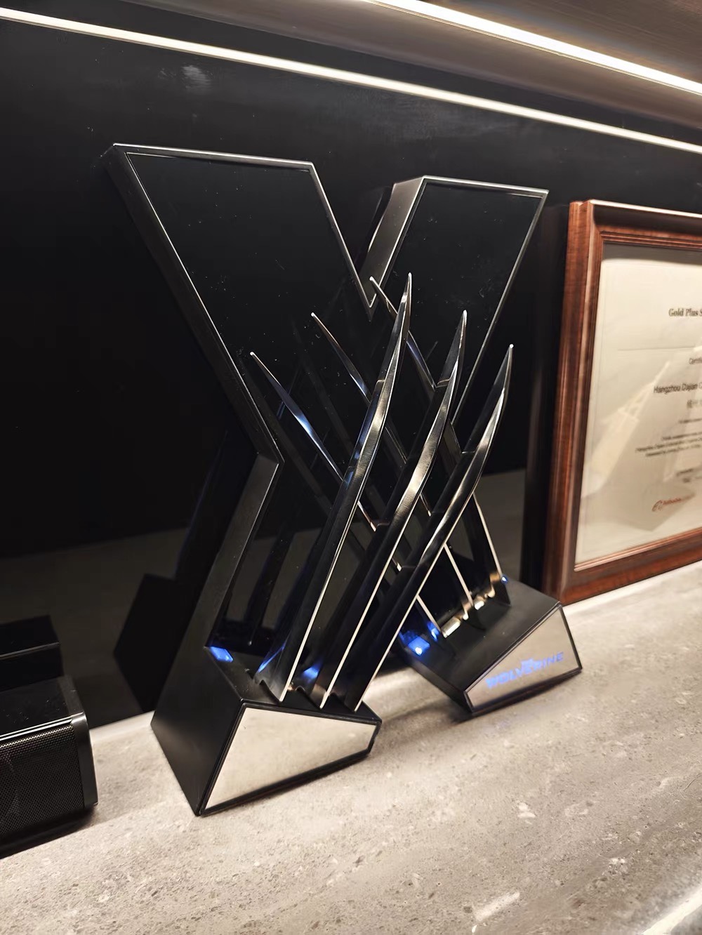Custom HCMY Wolverine Claws – Light-Up Wolverine-Inspired Gaming Desk Ornament, Tech-Style Weapon Plastic Model, Gift for Men