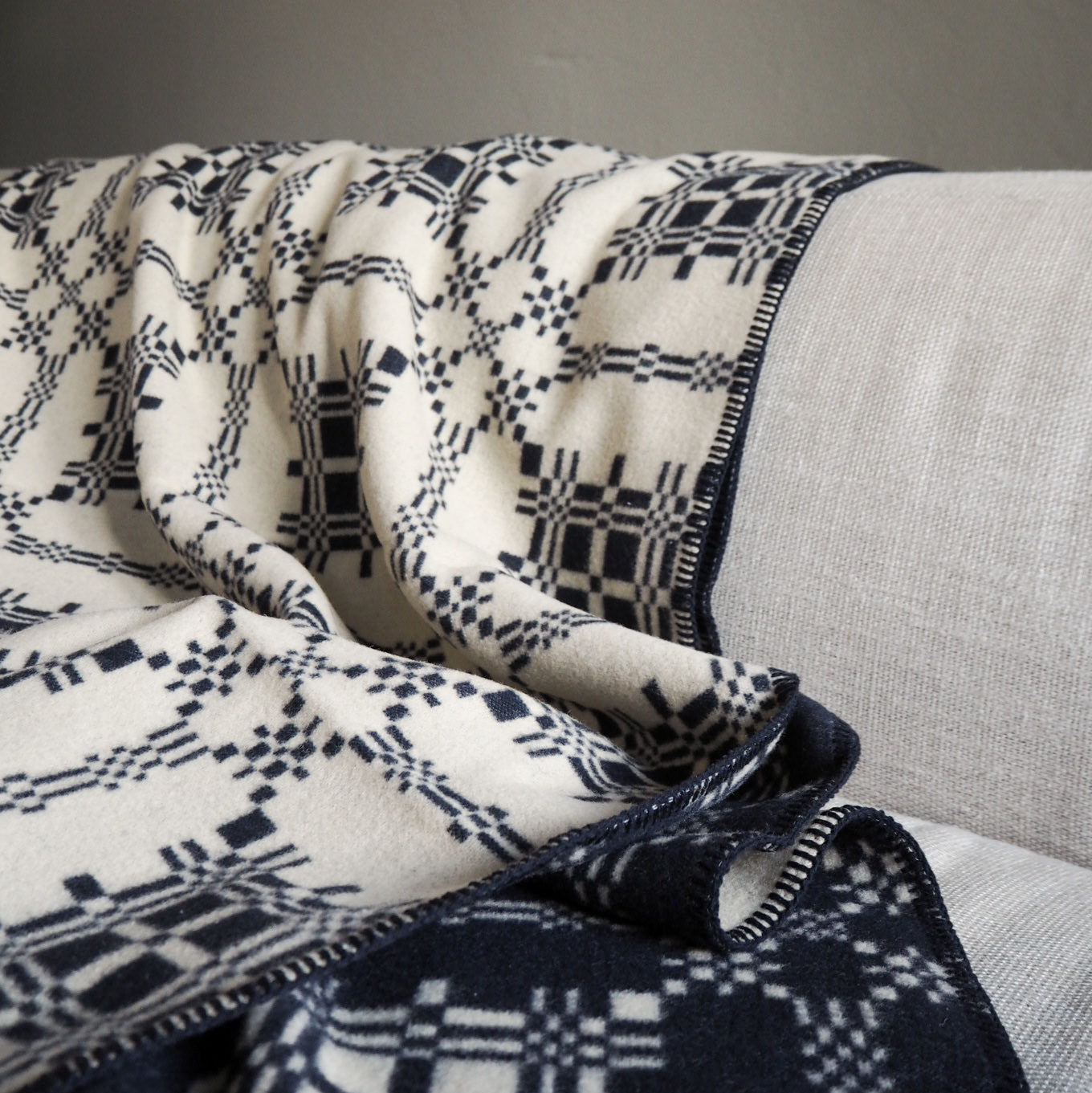 jacquard wool blanket – navy