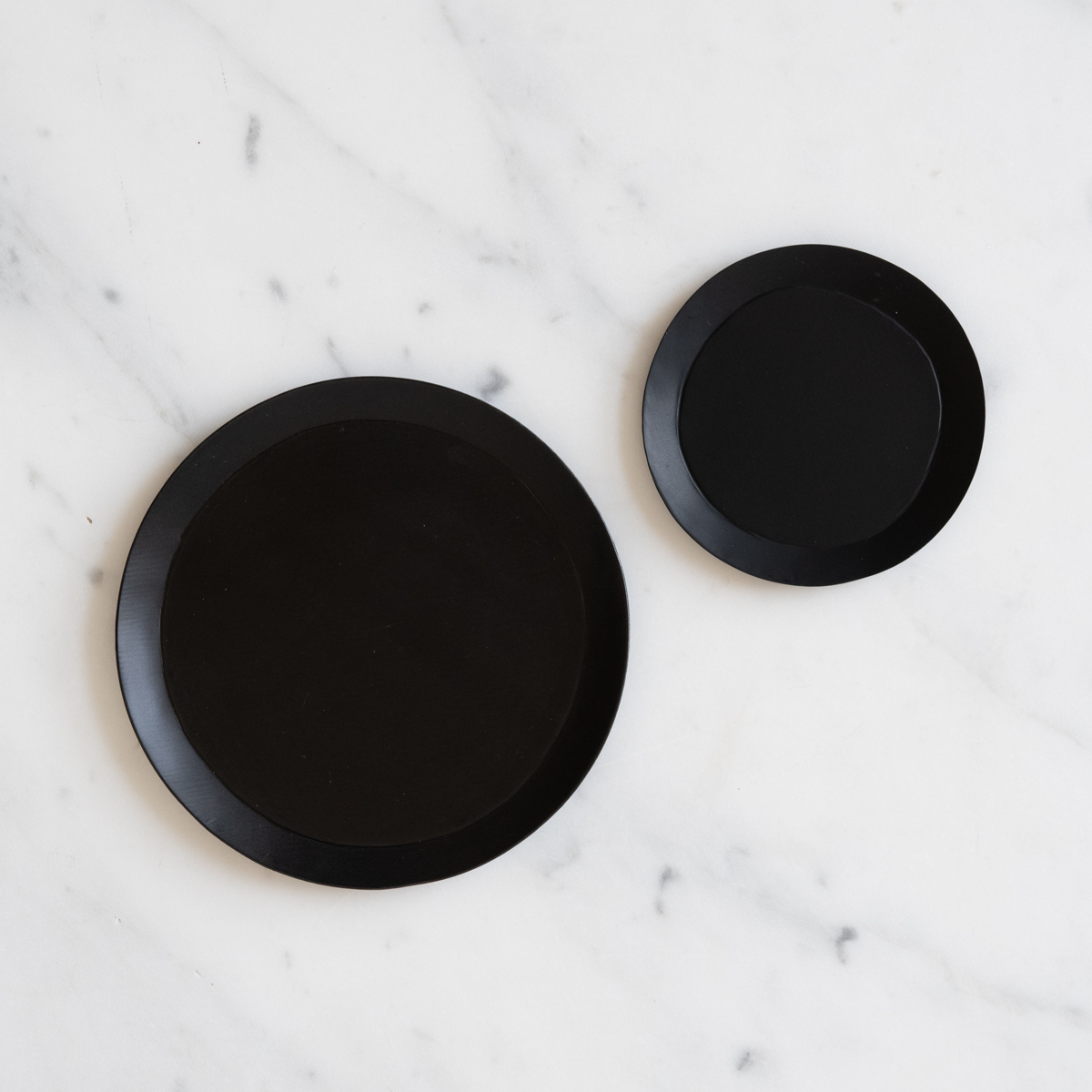 metal dishes – 2 sizes