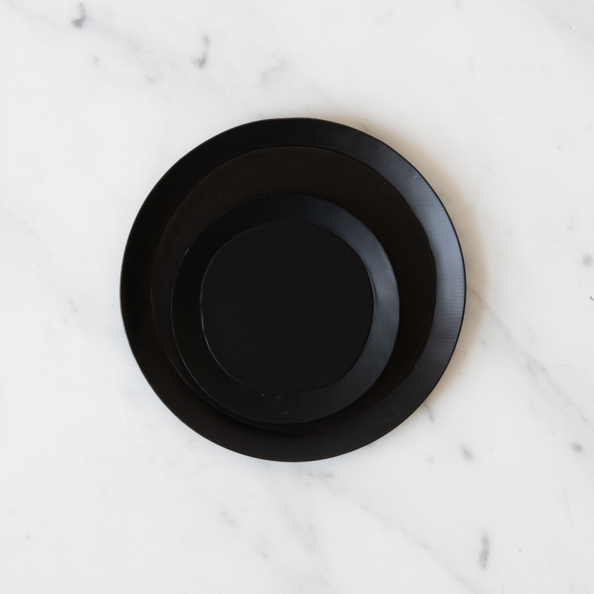 metal dishes – 2 sizes