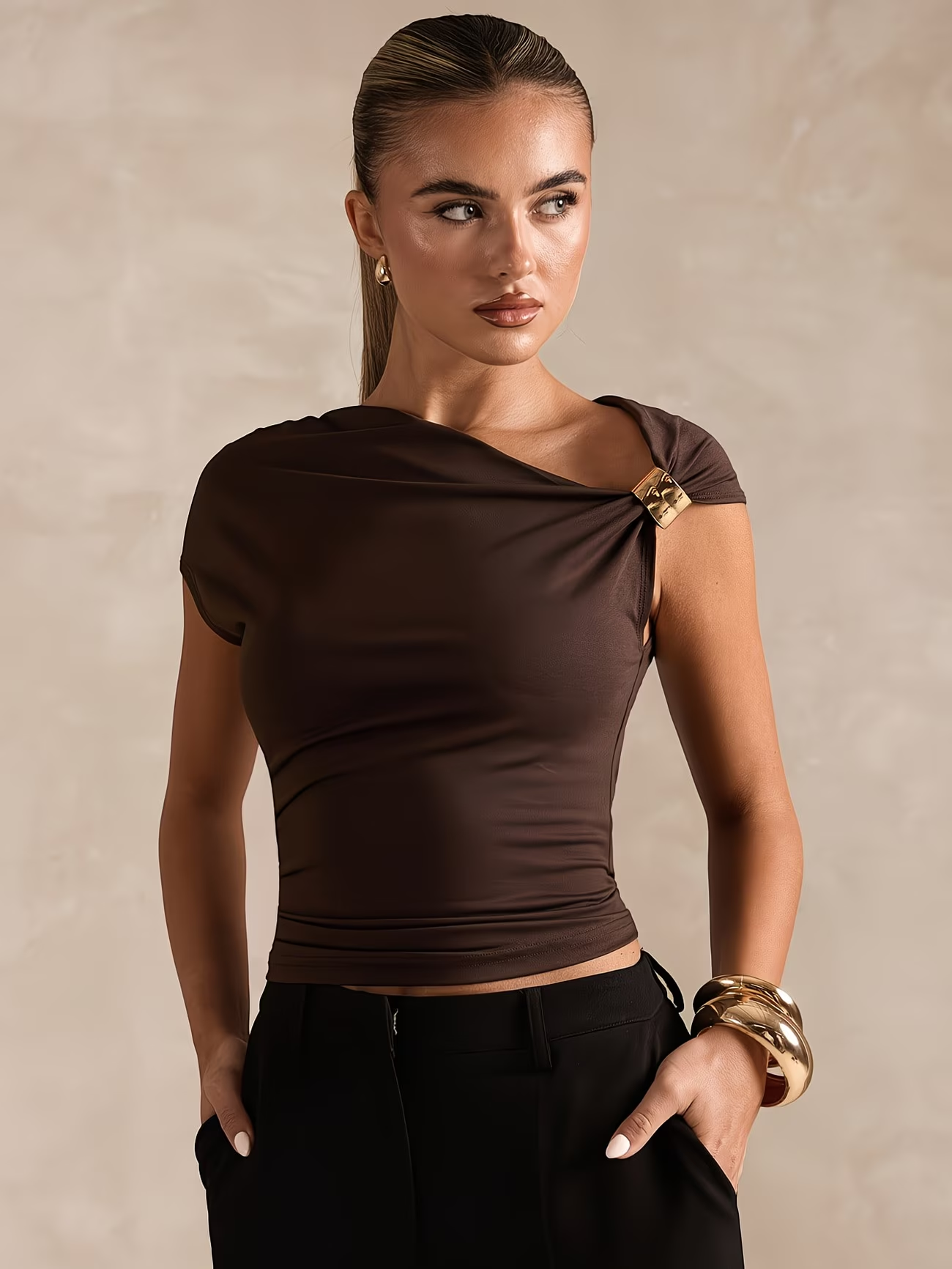 ⏰ Letzter Tag: 50% Rabatt! 🔥-Damen asymmetrisches Kurzarm Top mit Gold-Detail