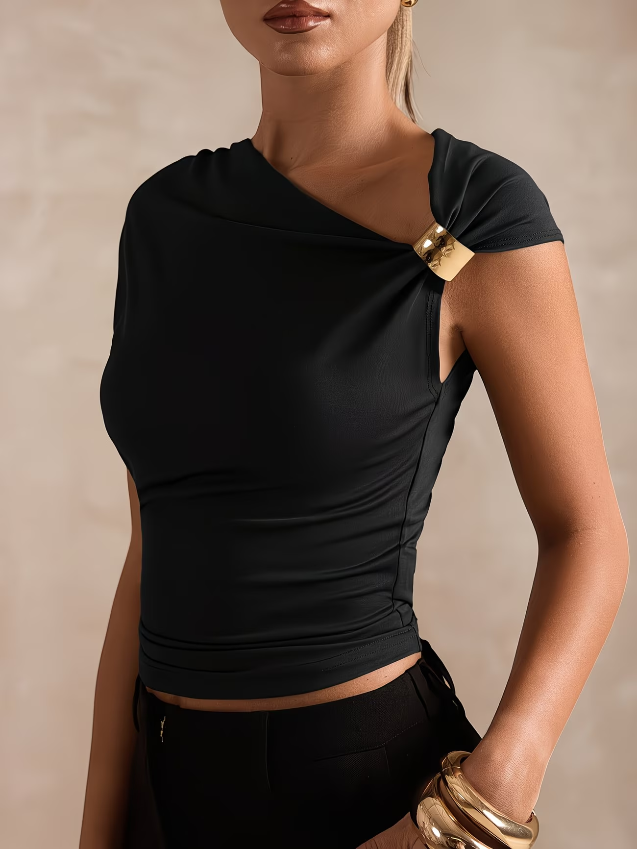 ⏰ Letzter Tag: 50% Rabatt! 🔥-Damen asymmetrisches Kurzarm Top mit Gold-Detail