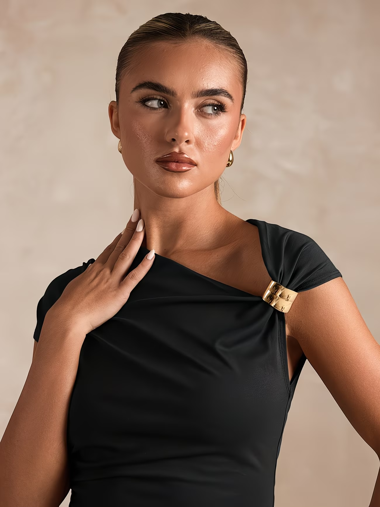 ⏰ Letzter Tag: 50% Rabatt! 🔥-Damen asymmetrisches Kurzarm Top mit Gold-Detail