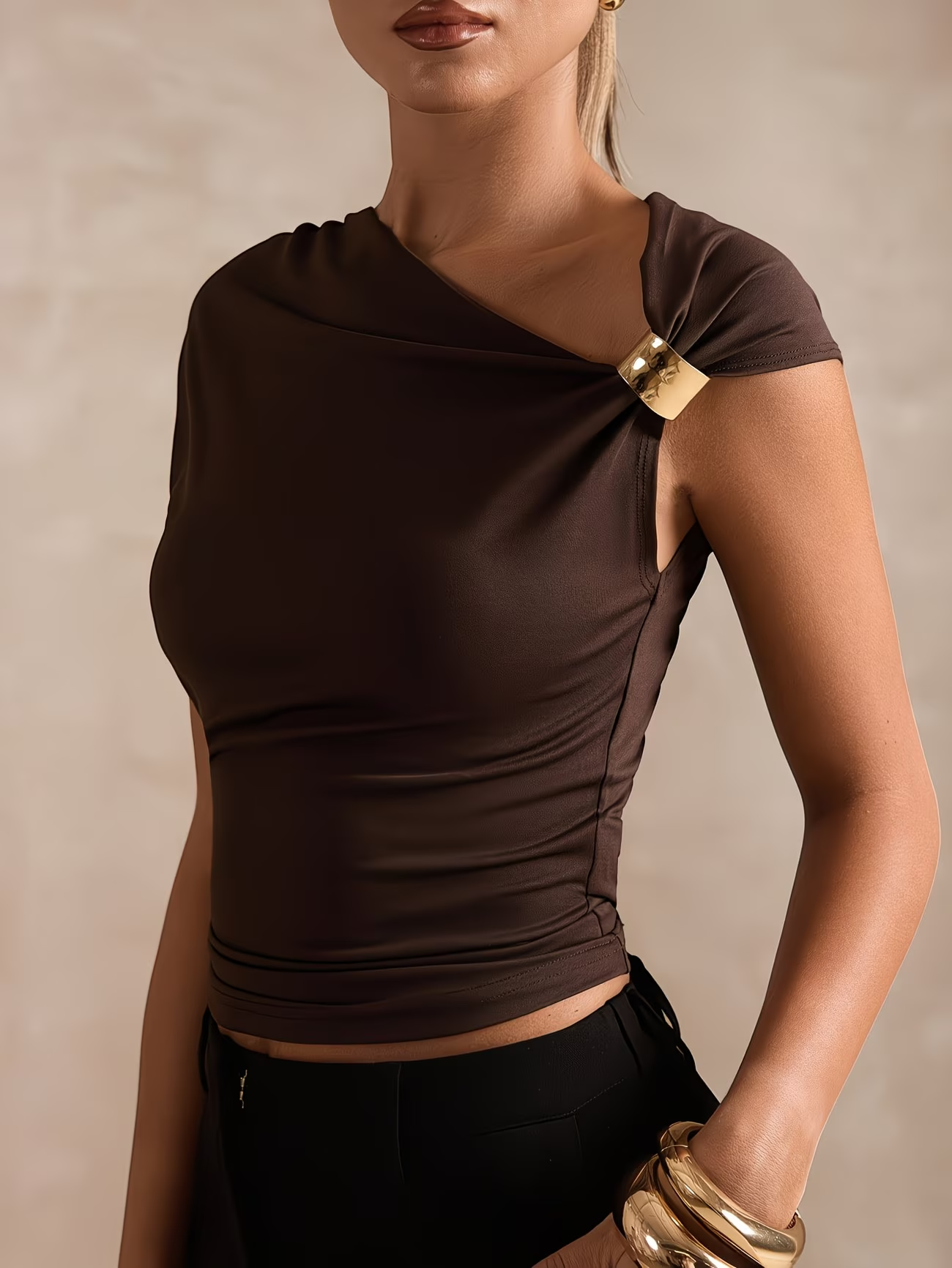 ⏰ Letzter Tag: 50% Rabatt! 🔥-Damen asymmetrisches Kurzarm Top mit Gold-Detail