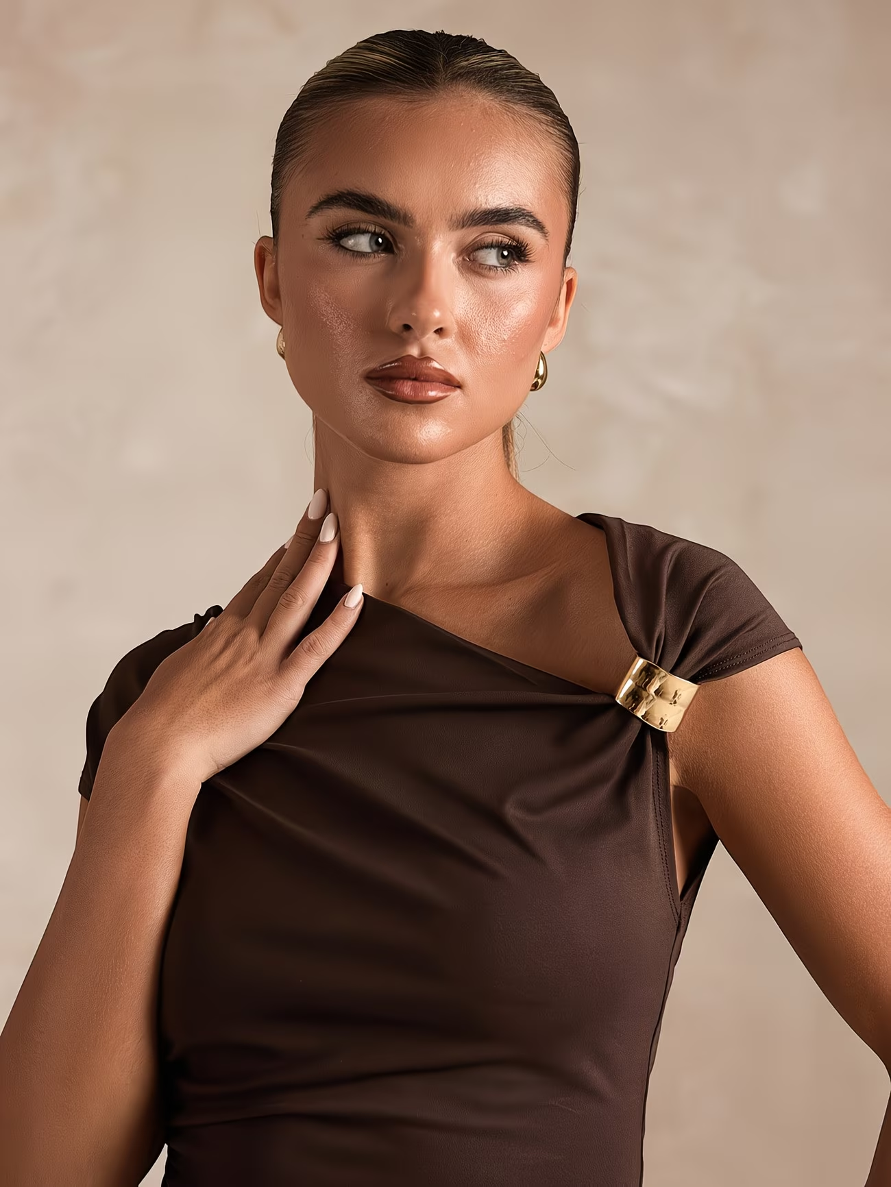 ⏰ Letzter Tag: 50% Rabatt! 🔥-Damen asymmetrisches Kurzarm Top mit Gold-Detail