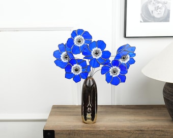 Décoration en vitrail avec fleurs d’anémone, style fait main pour intérieur naturel