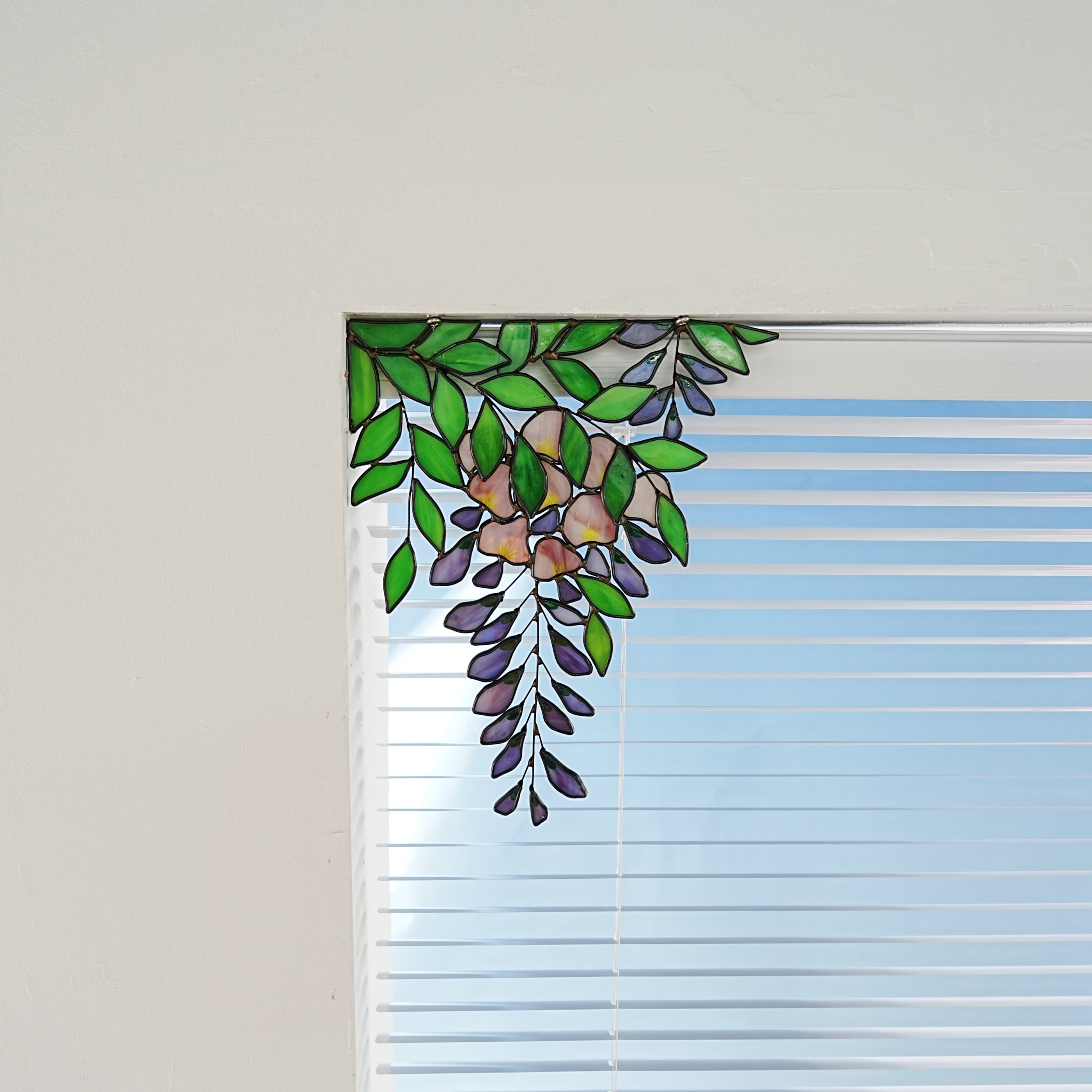 Décoration d’angle en vitrail glycine, attrape‑soleil pour fenêtre ou mur intérieur