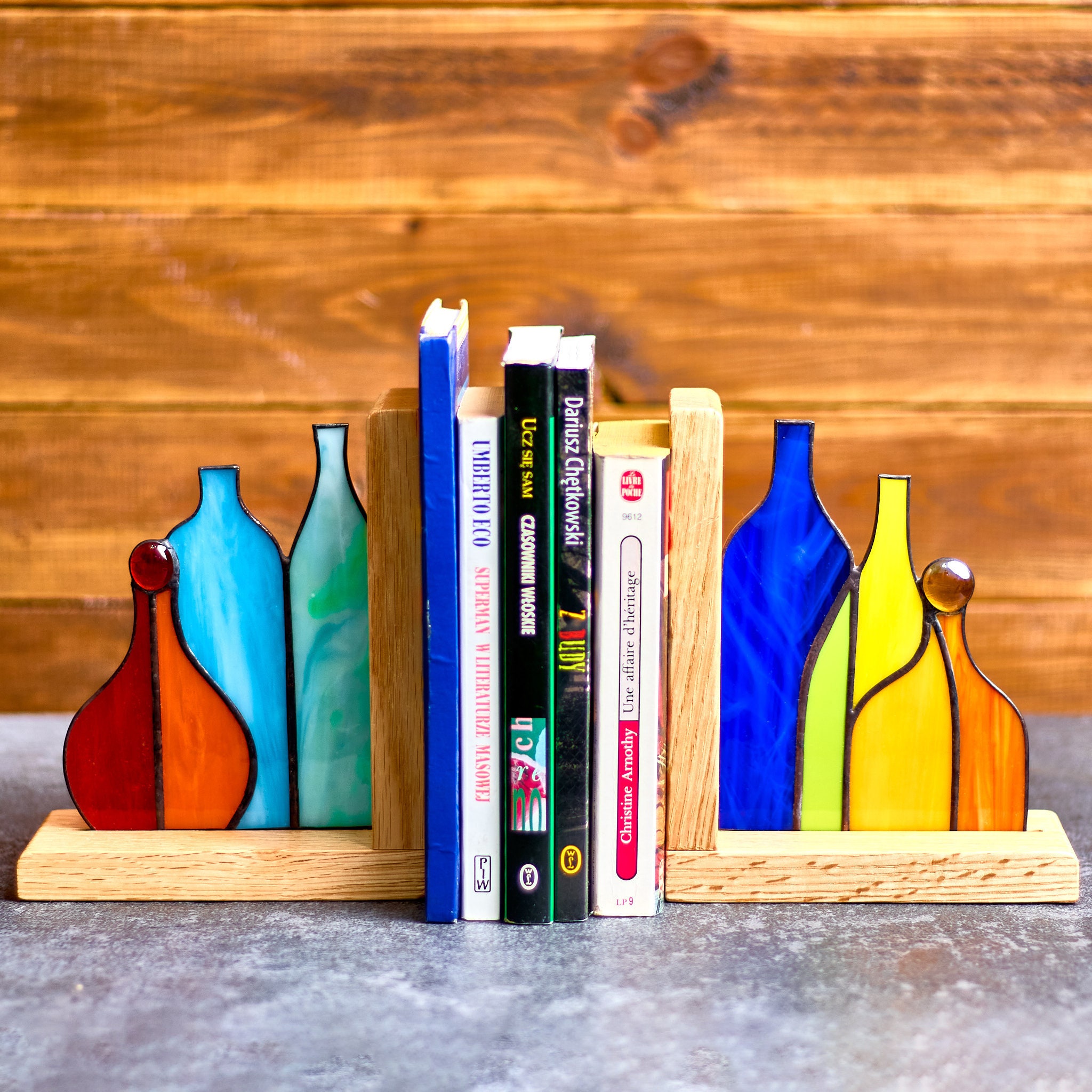 Serre‑livres en vitrail motif bouteille, accent coloré pour bibliothèque