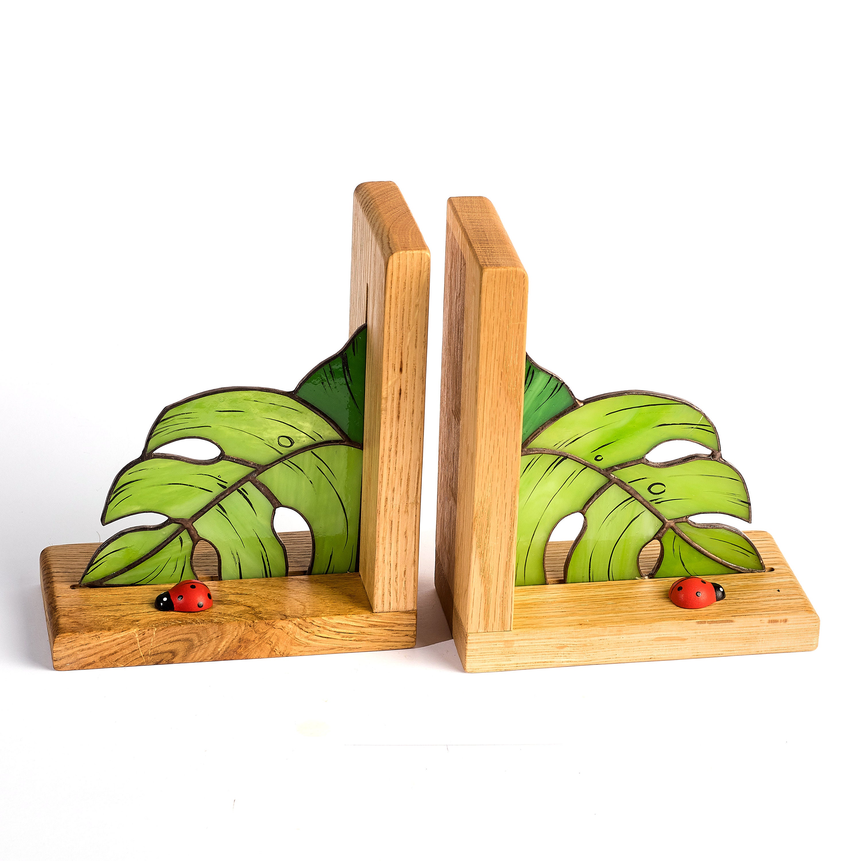 Serre‑livres feuille de Monstera en vitrail, décor d’étagère botanique orné de coccinelles