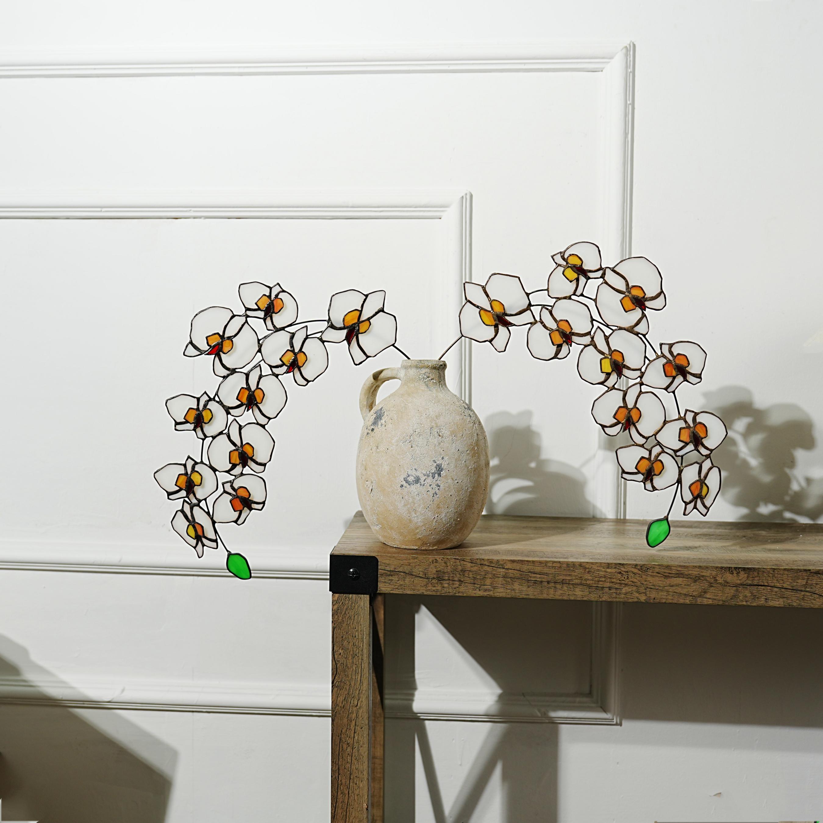 Ornement en vitrail orné d'un motif d'orchidée papillon, intérieur de style bohème
