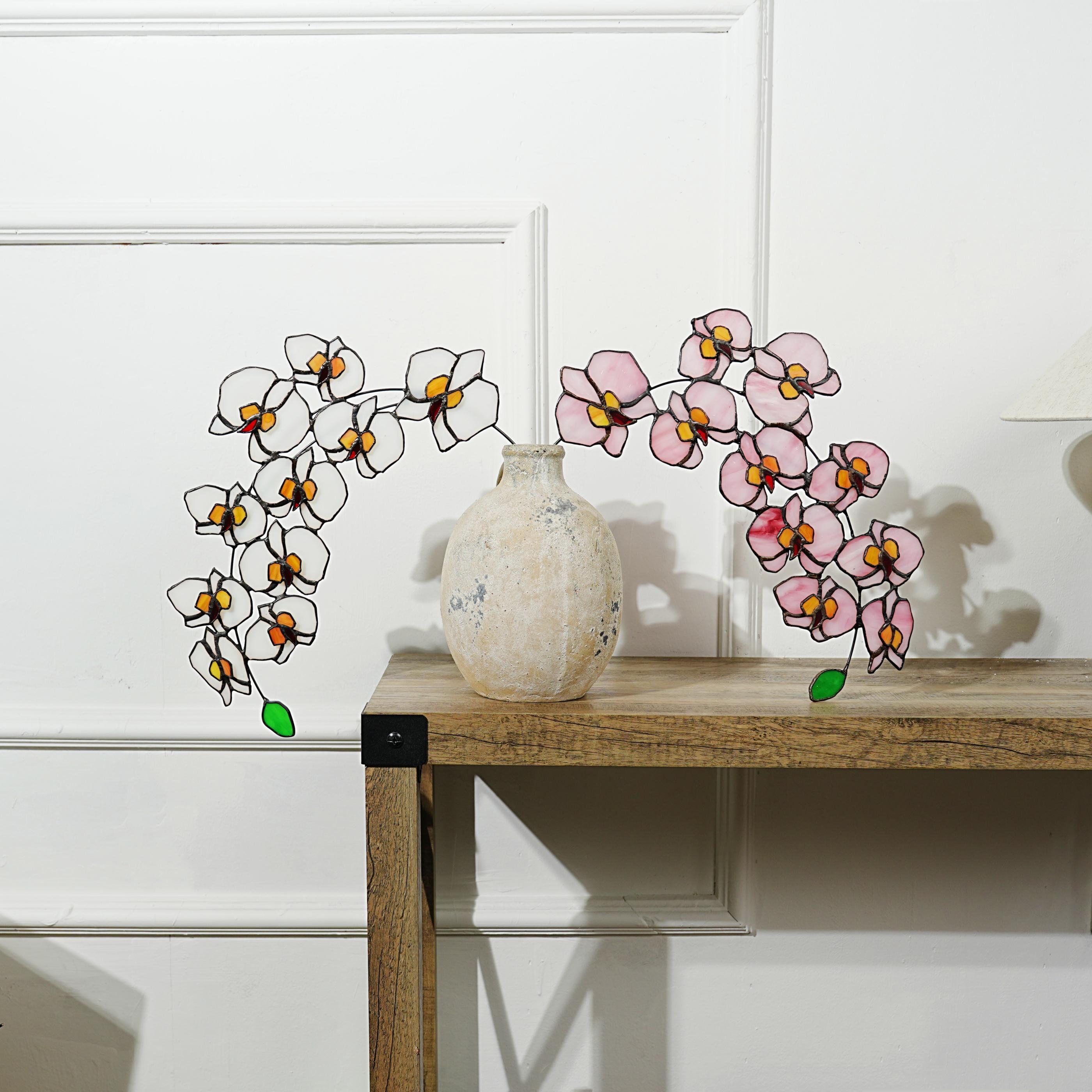 Ornement en vitrail orné d'un motif d'orchidée papillon, intérieur de style bohème