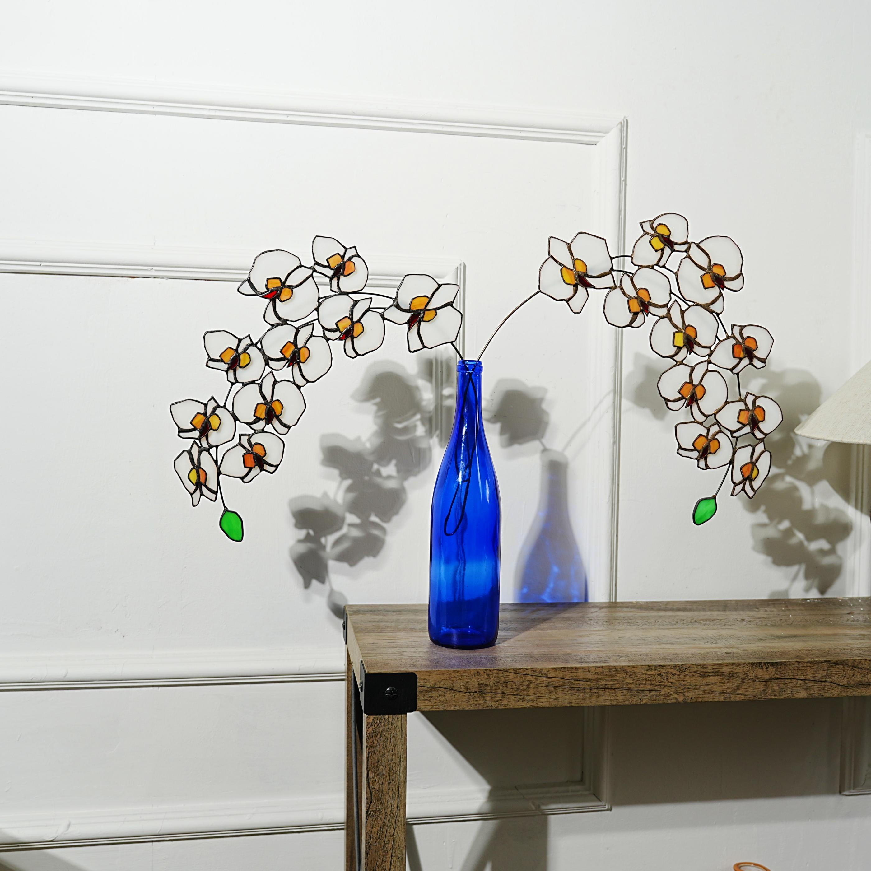 Ornement en vitrail orné d'un motif d'orchidée papillon, intérieur de style bohème