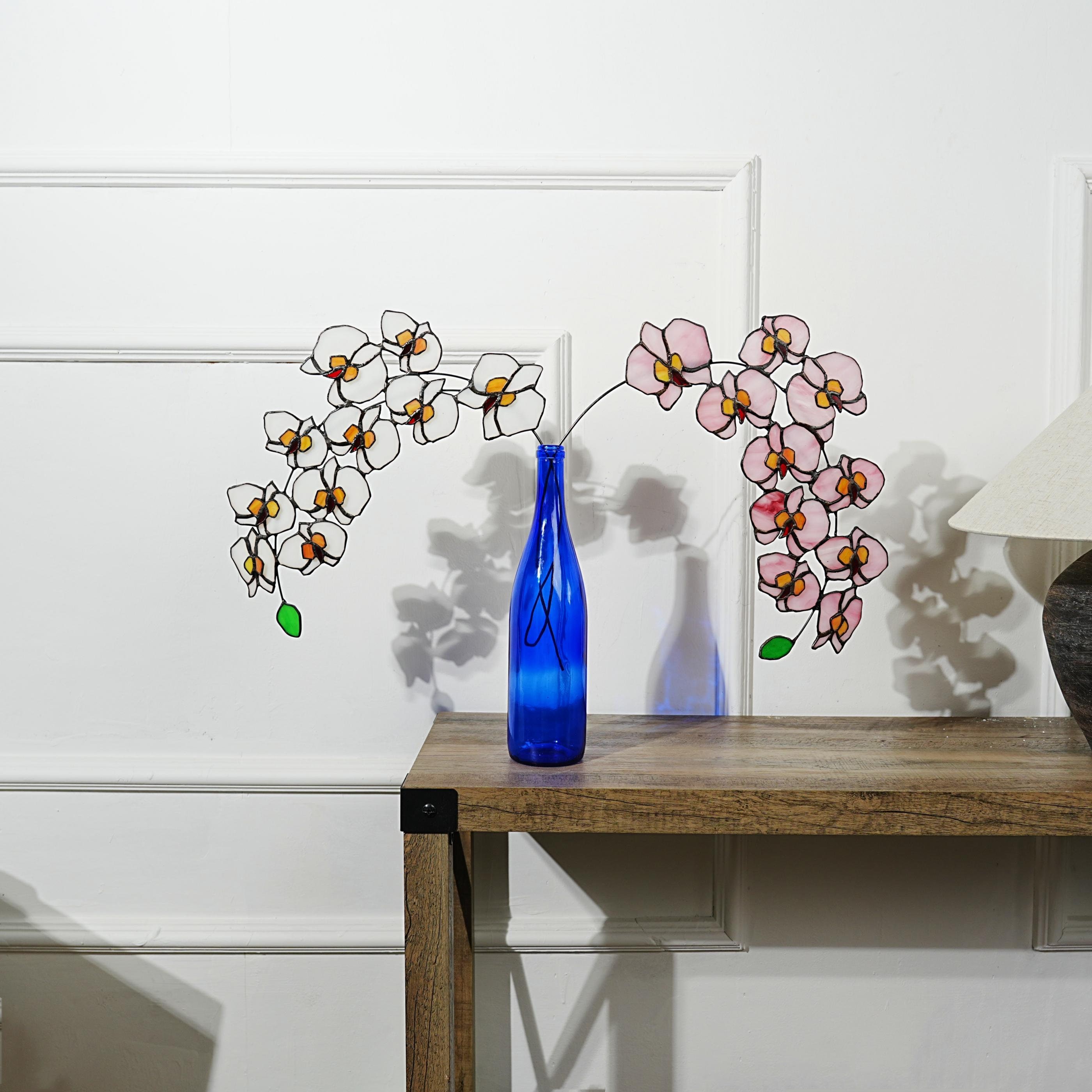 Ornement en vitrail orné d'un motif d'orchidée papillon, intérieur de style bohème