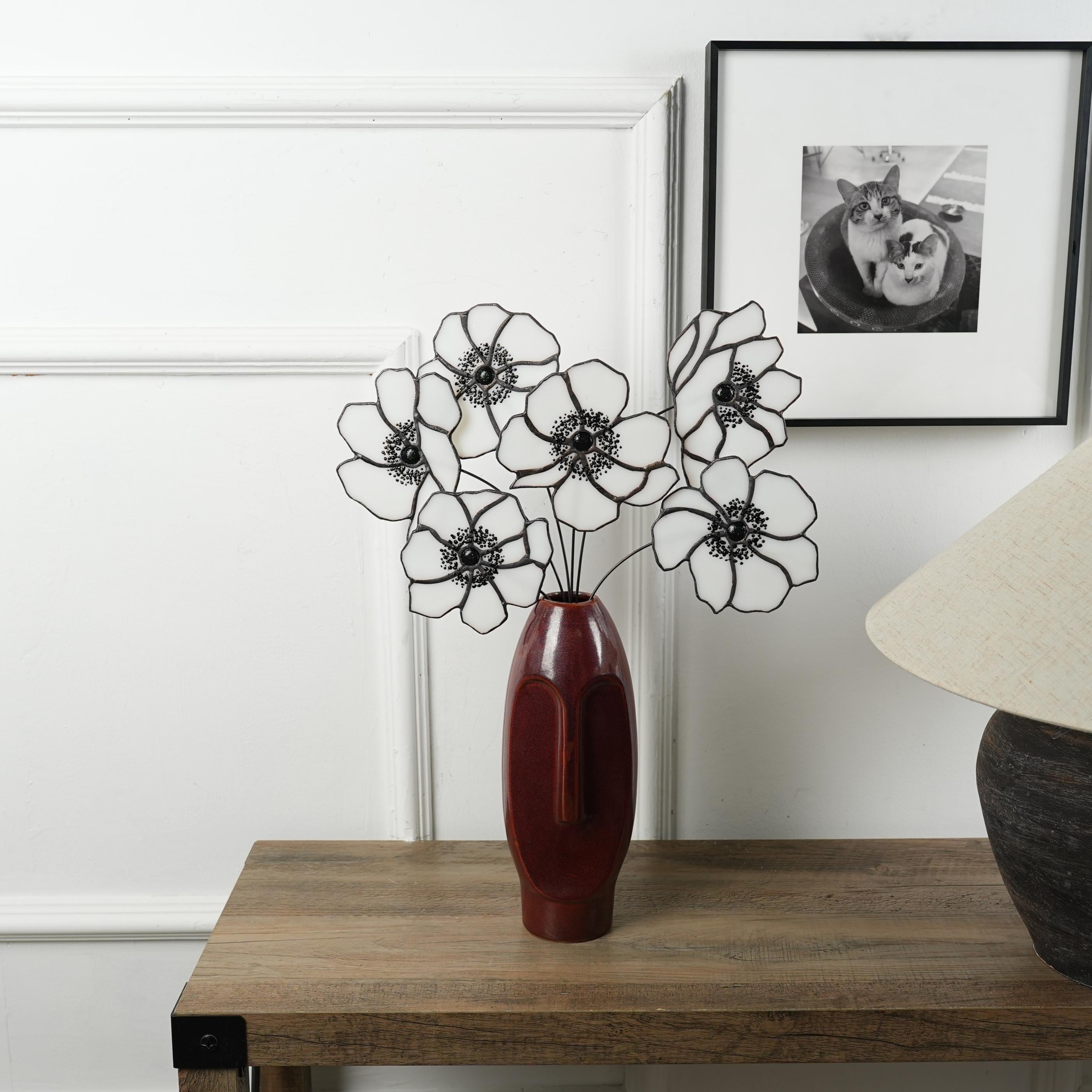 Décoration en vitrail avec fleurs d’anémone, style fait main pour intérieur naturel