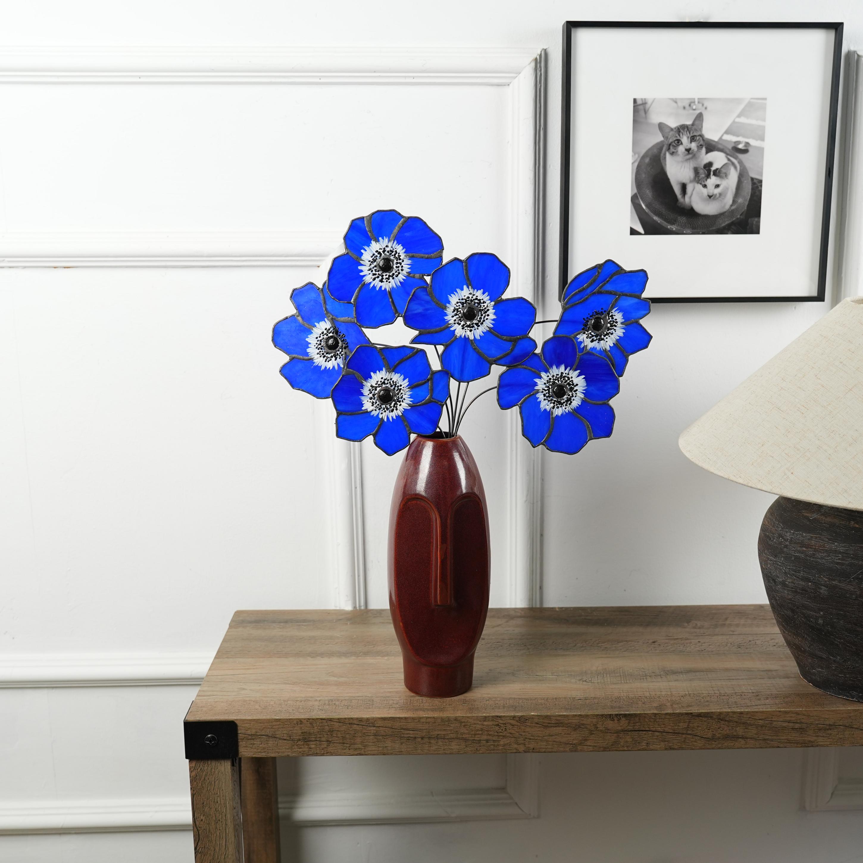 Décoration en vitrail avec fleurs d’anémone, style fait main pour intérieur naturel