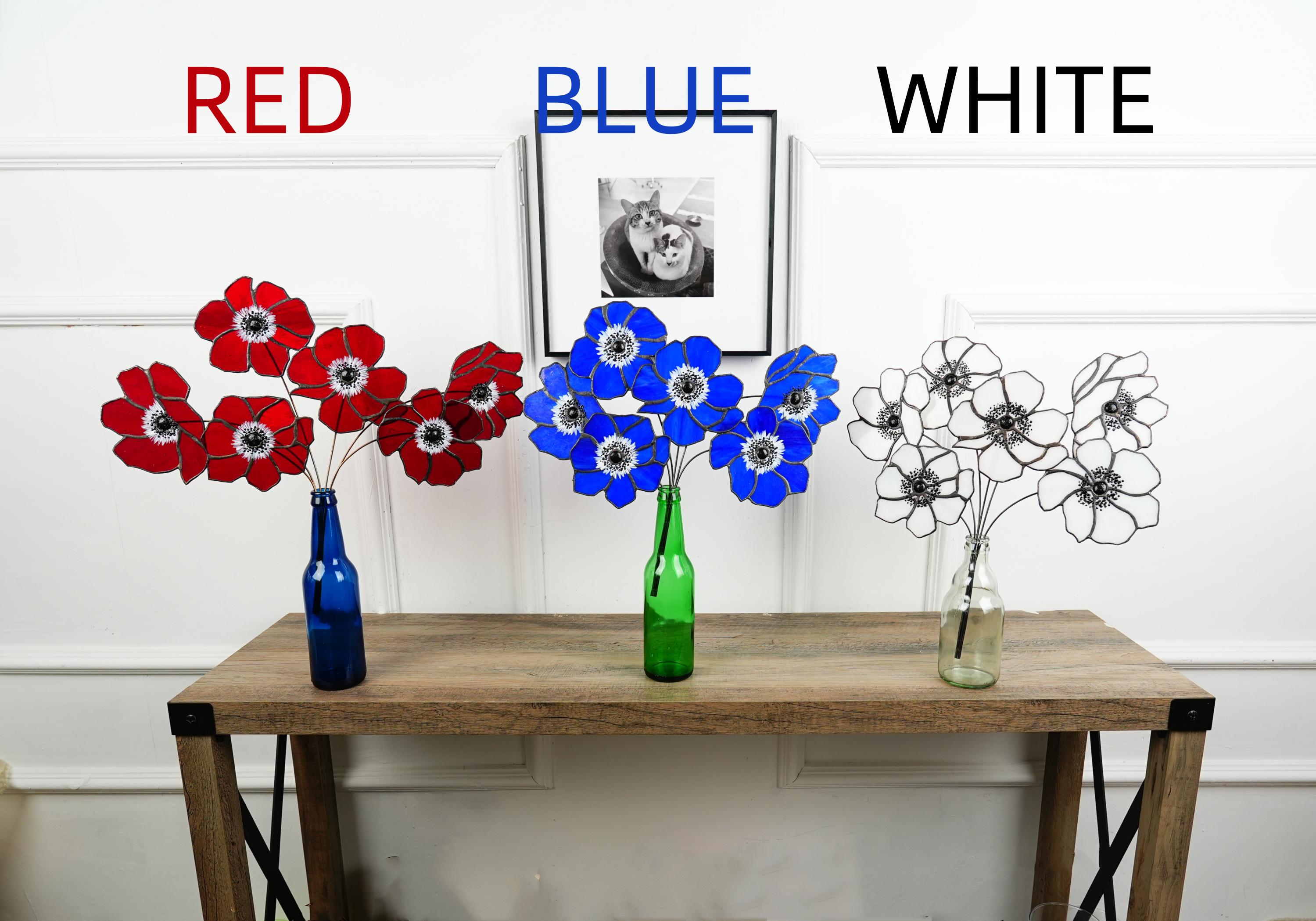 Décoration en vitrail avec fleurs d’anémone, style fait main pour intérieur naturel