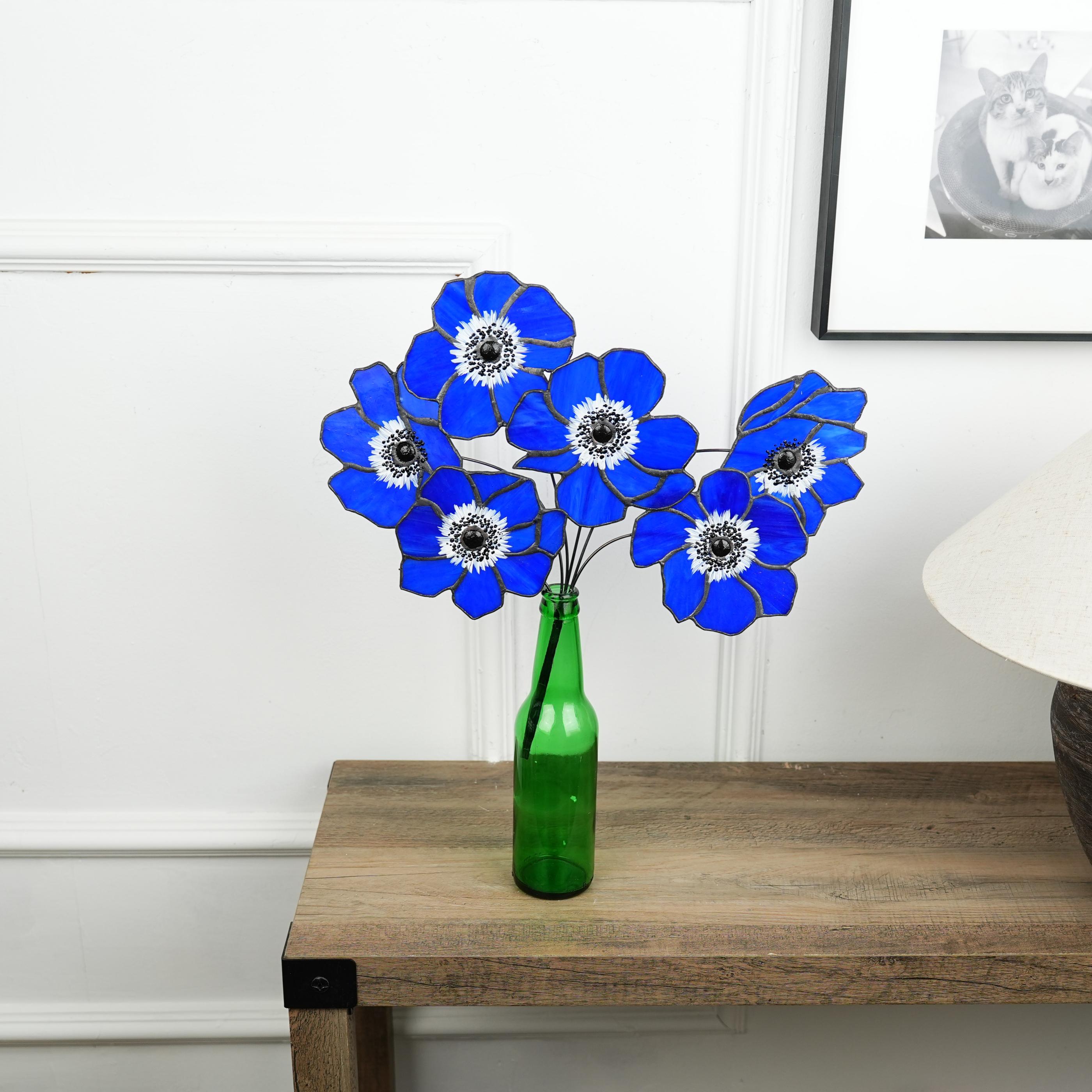 Décoration en vitrail avec fleurs d’anémone, style fait main pour intérieur naturel