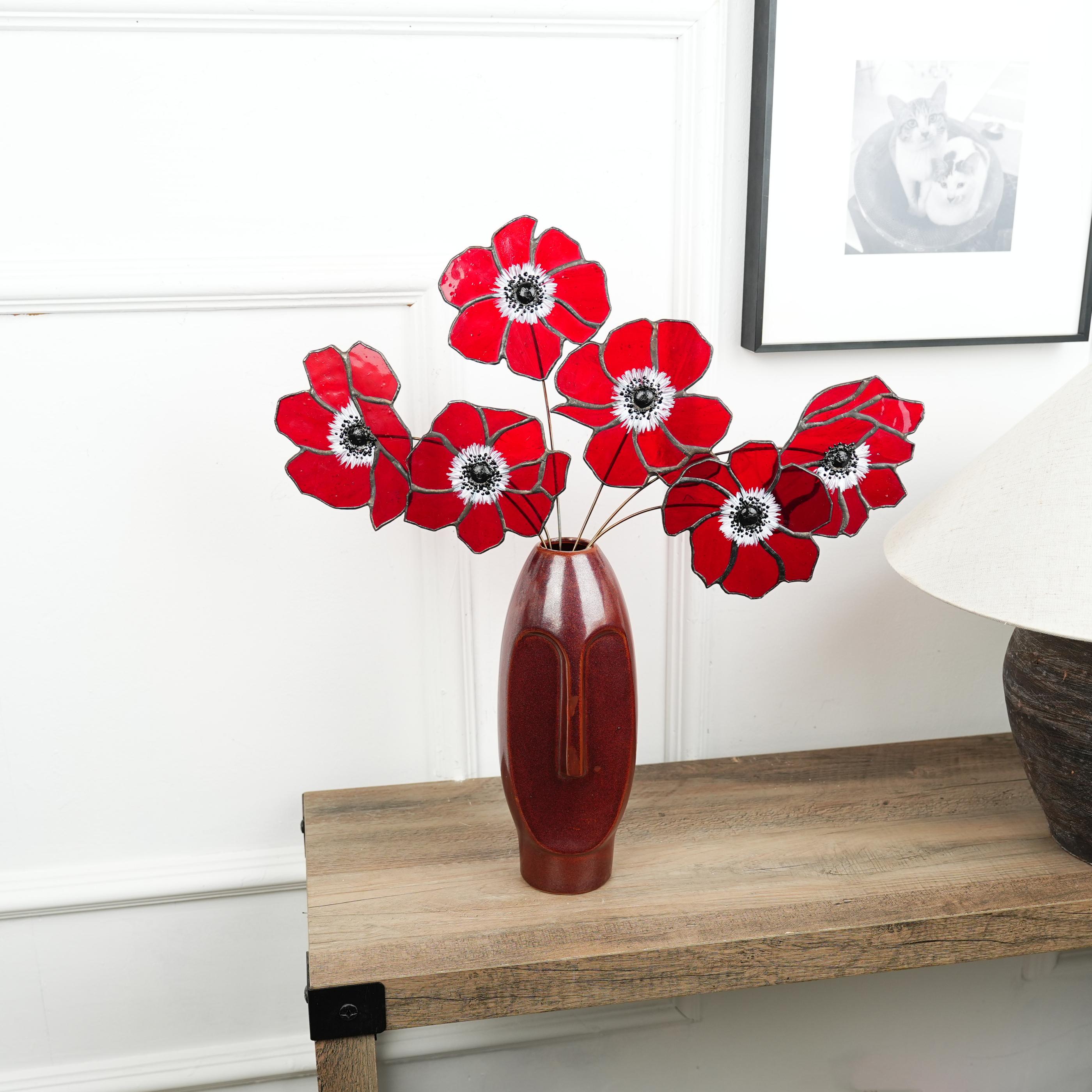 Décoration en vitrail avec fleurs d’anémone, style fait main pour intérieur naturel