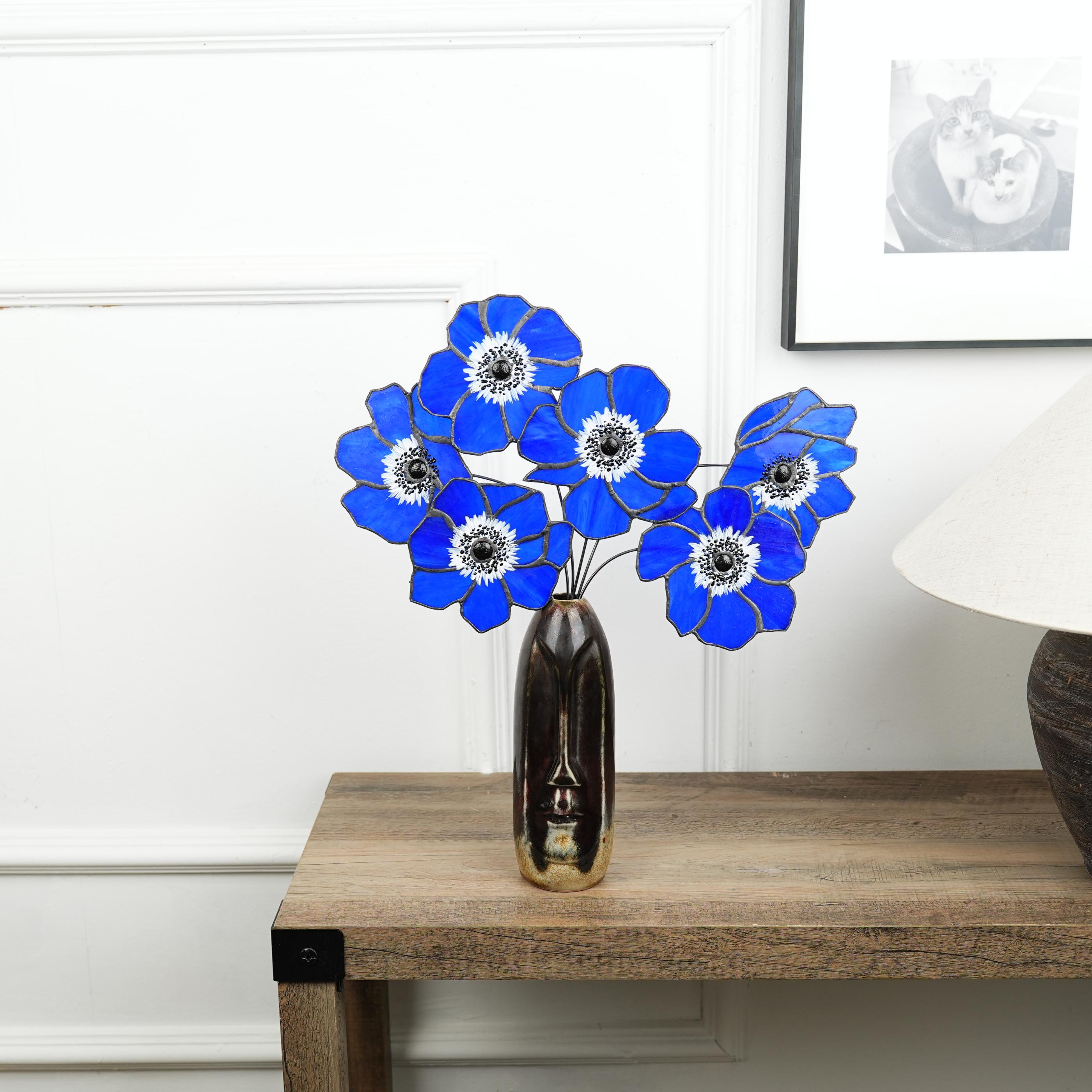 Décoration en vitrail avec fleurs d’anémone, style fait main pour intérieur naturel
