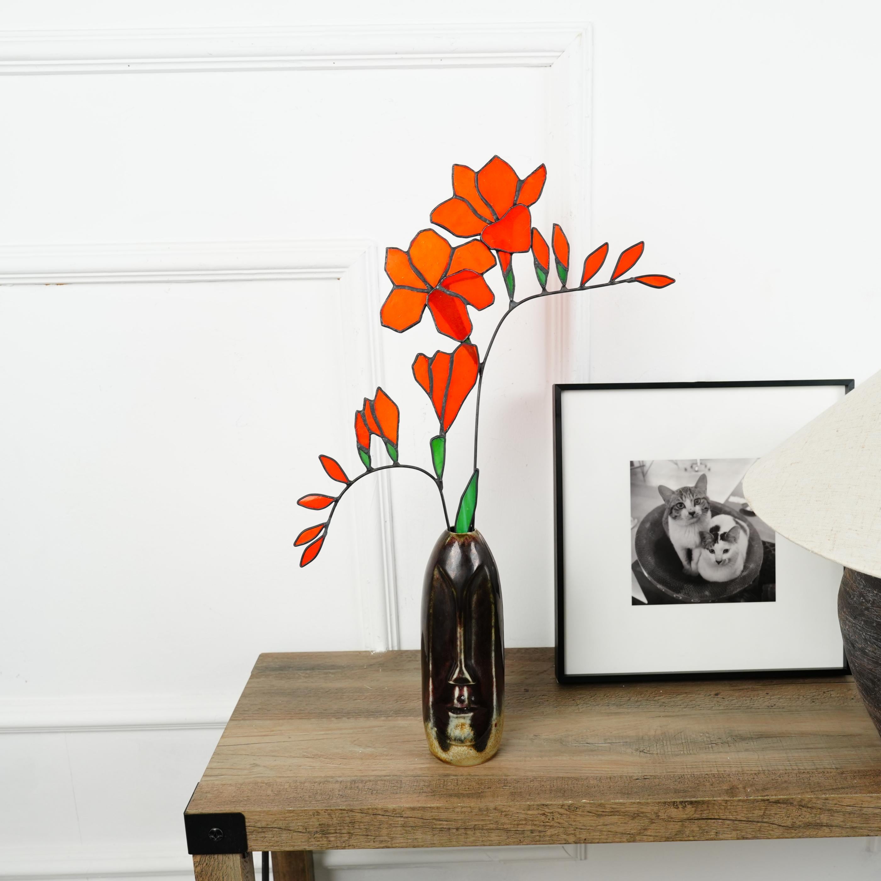Décoration florale en vitrail freesias, idéale pour intérieur chaleureux