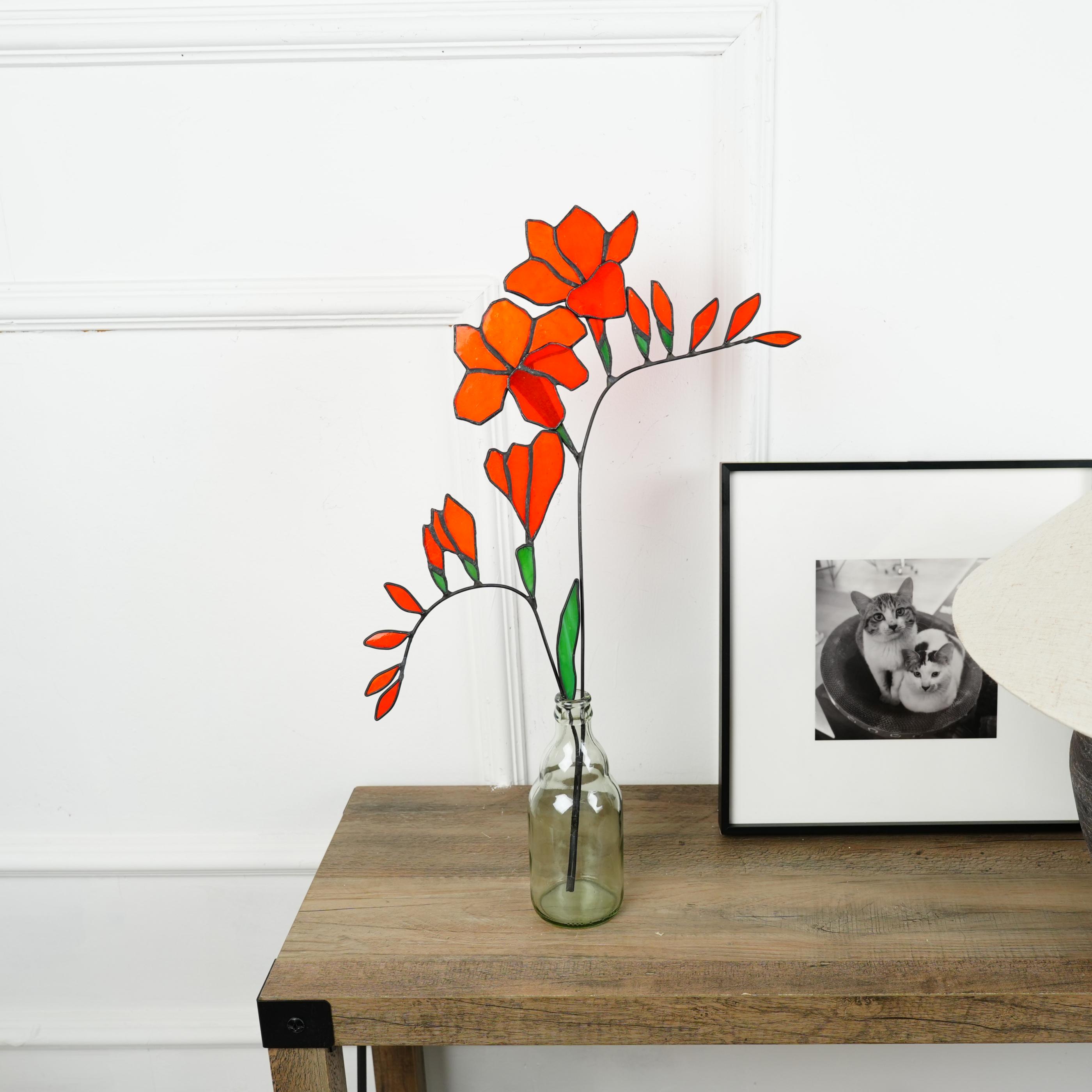 Décoration florale en vitrail freesias, idéale pour intérieur chaleureux