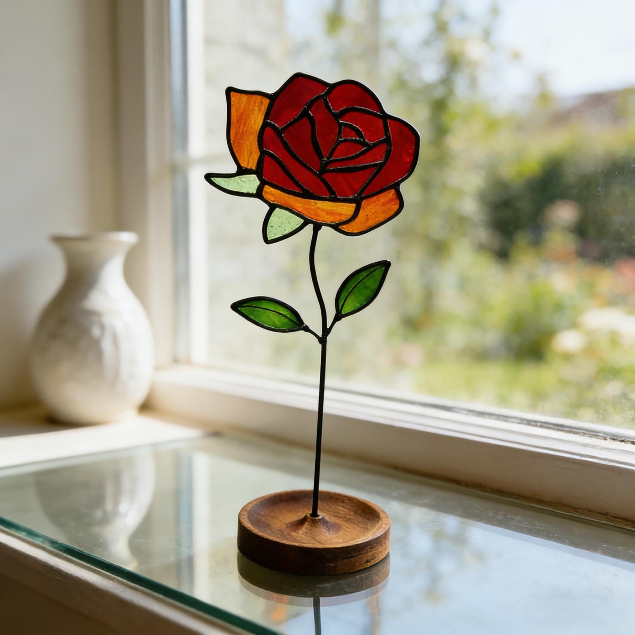 Ornement en verre teinté en forme de rose, idéal pour la décoration de rebord de fenêtre