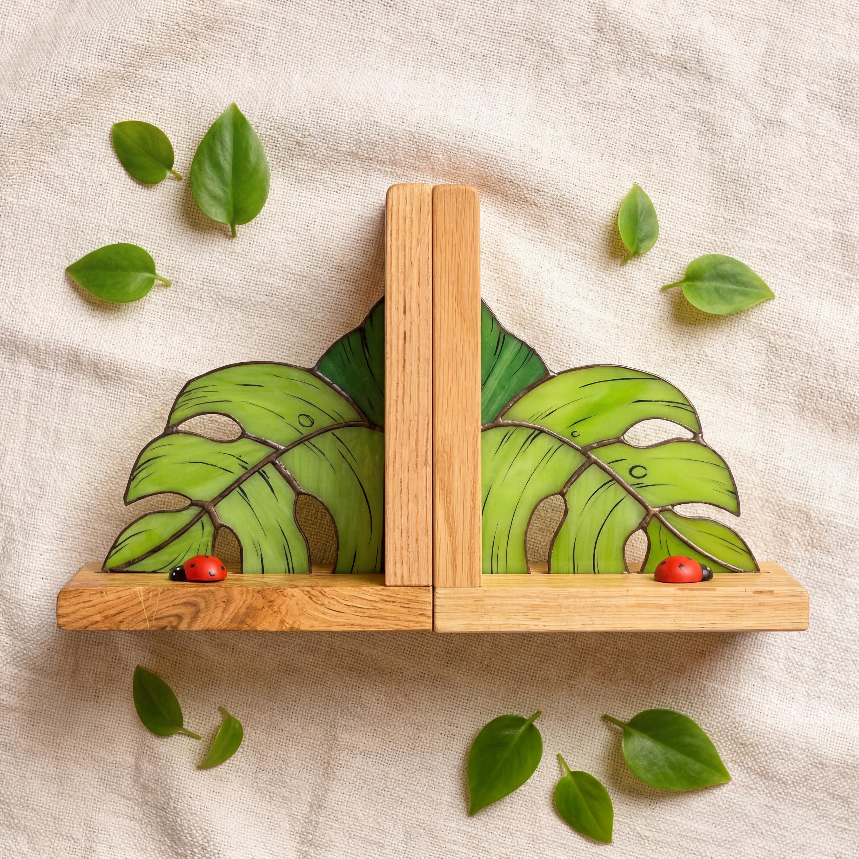 Serre‑livres feuille de Monstera en vitrail, décor d’étagère botanique orné de coccinelles