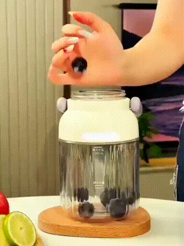 Portable Electric Juicer Cup with zero cord hassle : Drink fresh nutrient-rich smoothies without struggling with heavy blenders. in use