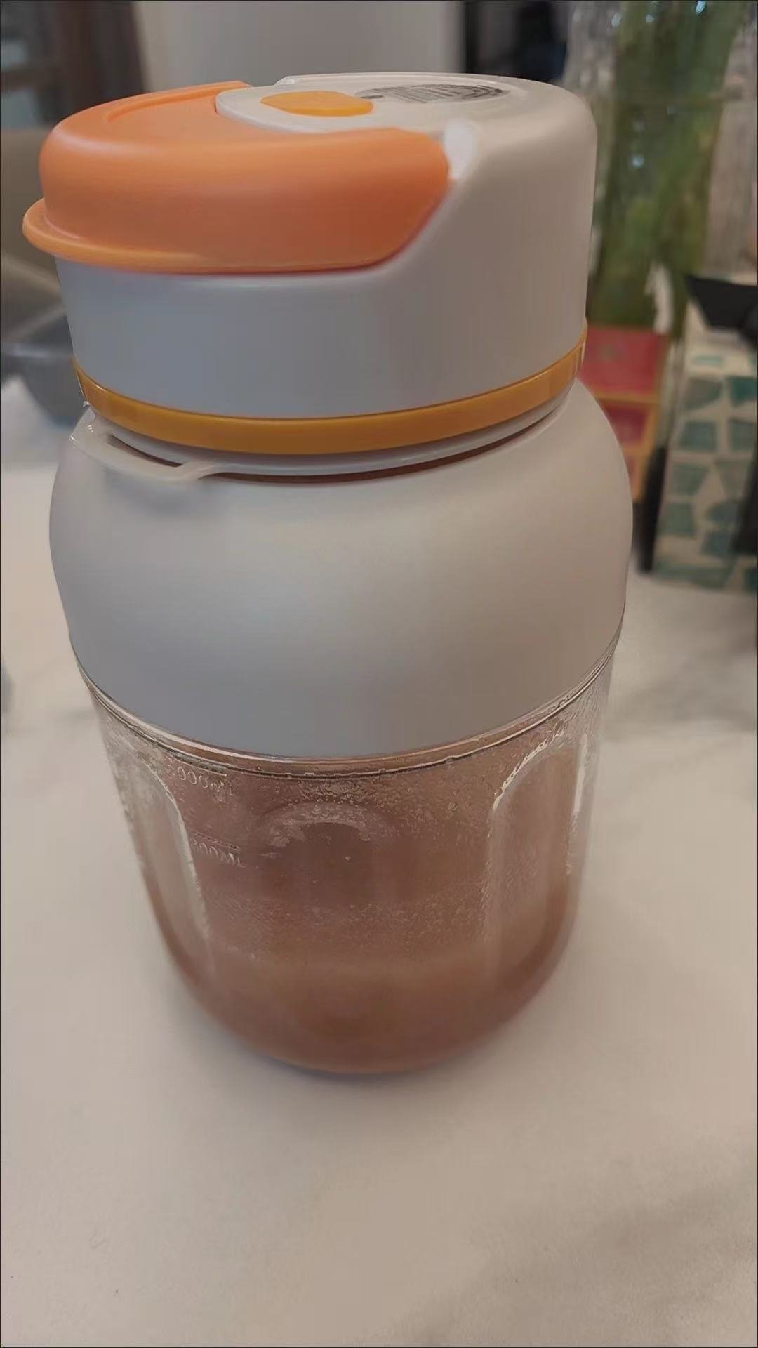 Portable Electric Juicer Cup with zero cord hassle : Drink fresh nutrient-rich smoothies without struggling with heavy blenders.
