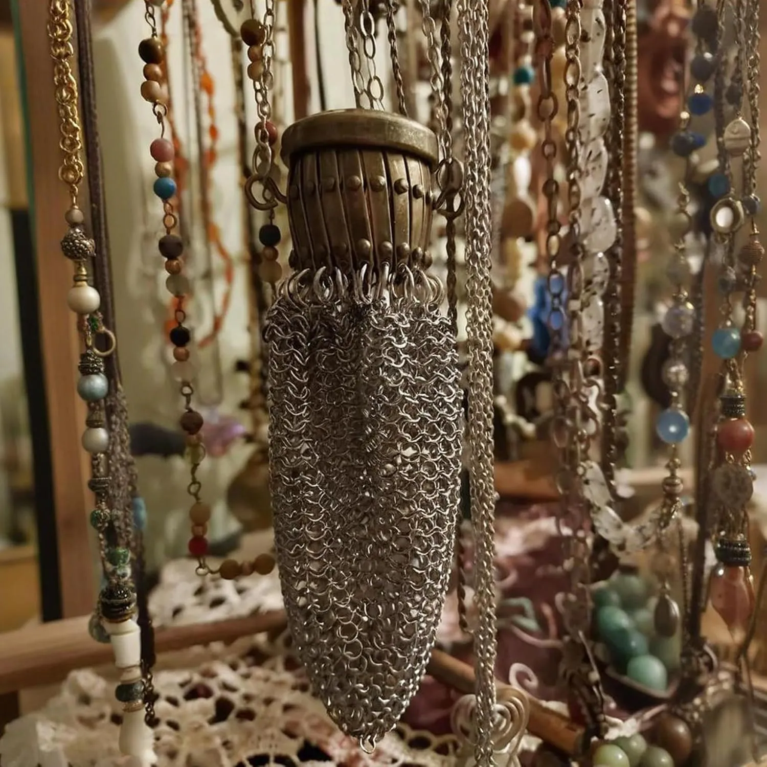 Expandable 1920s-Inspired Chain-Mesh Coin Purse