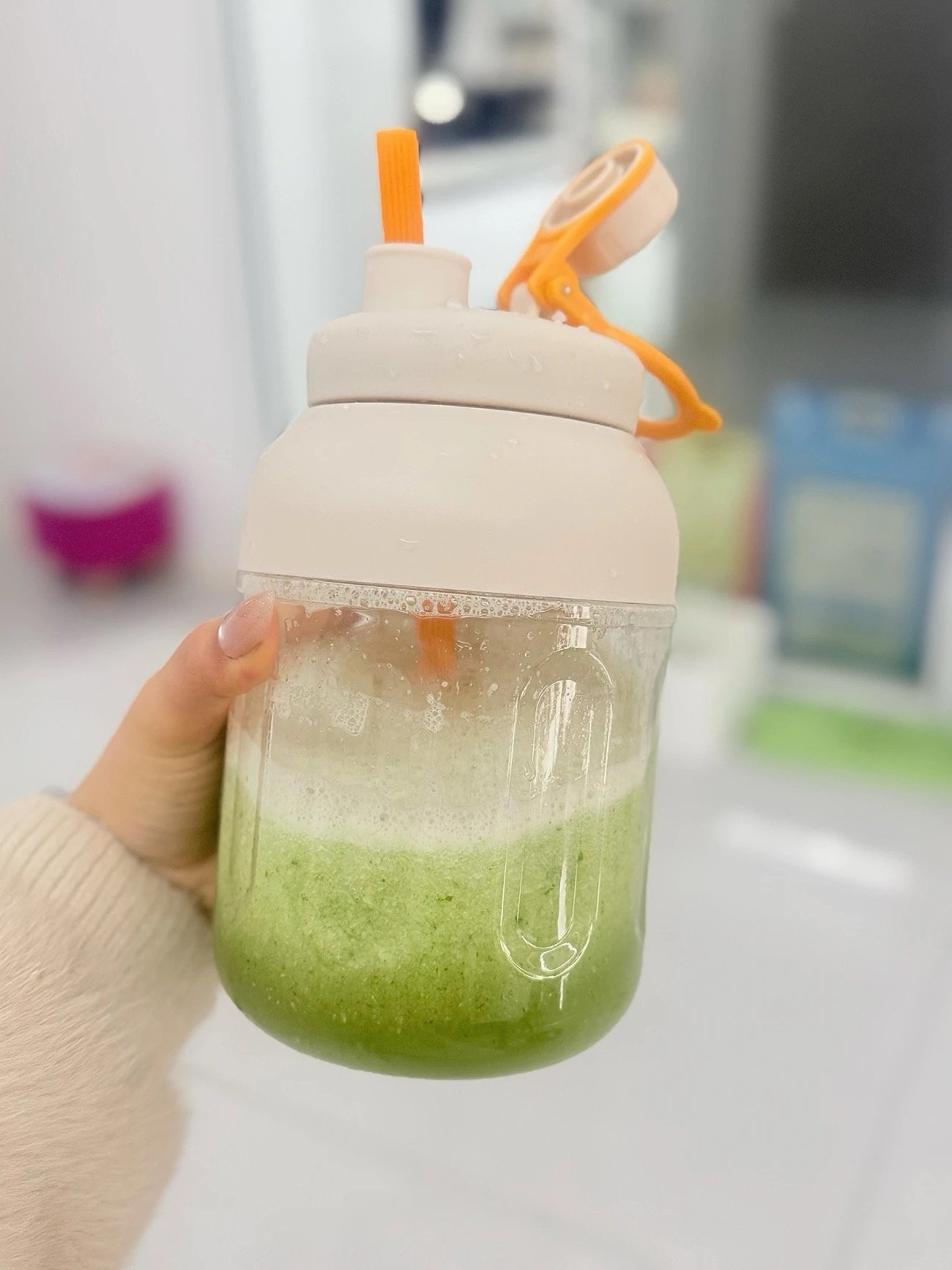 Portable Electric Juicer Cup with zero cord hassle : Drink fresh nutrient-rich smoothies without struggling with heavy blenders.