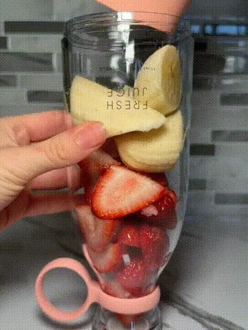 🍹 Portable Juicer Cup: Blend your daily vitamins anywhere without the bulk of a kitchen blender. 🍓