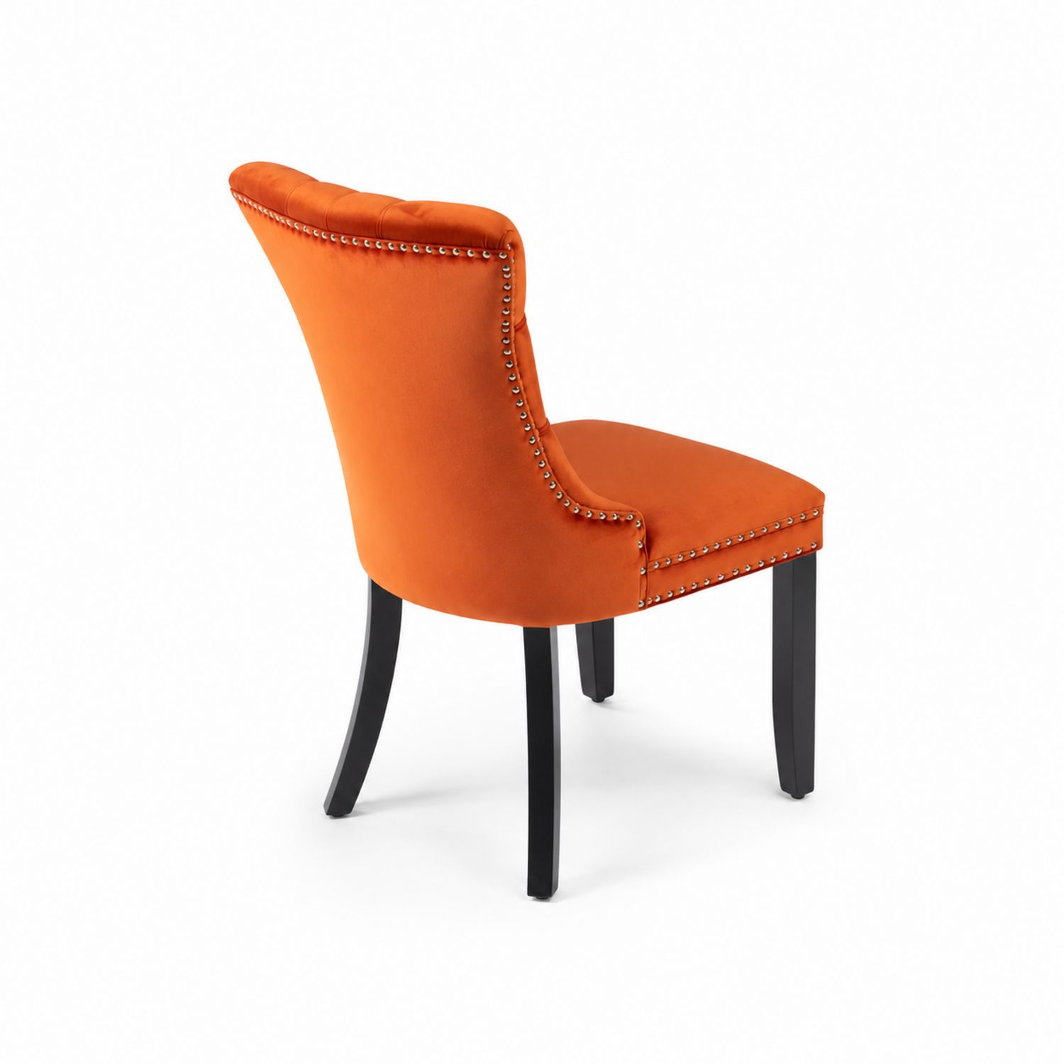 Sedia in velluto arancione con gambe in legno e borchie