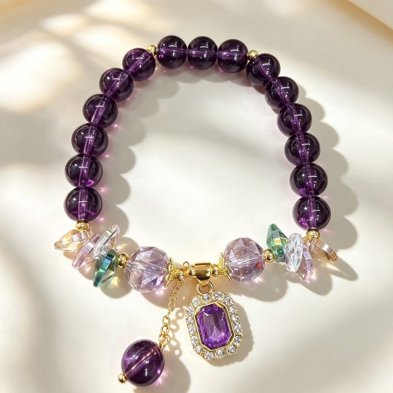 Brățară nouă, luxoasă, retro, cu cristale violet, și pandantiv geometric din zirconiu, un design sofisticat și de nișă pentru femei.-Maria Jewelry