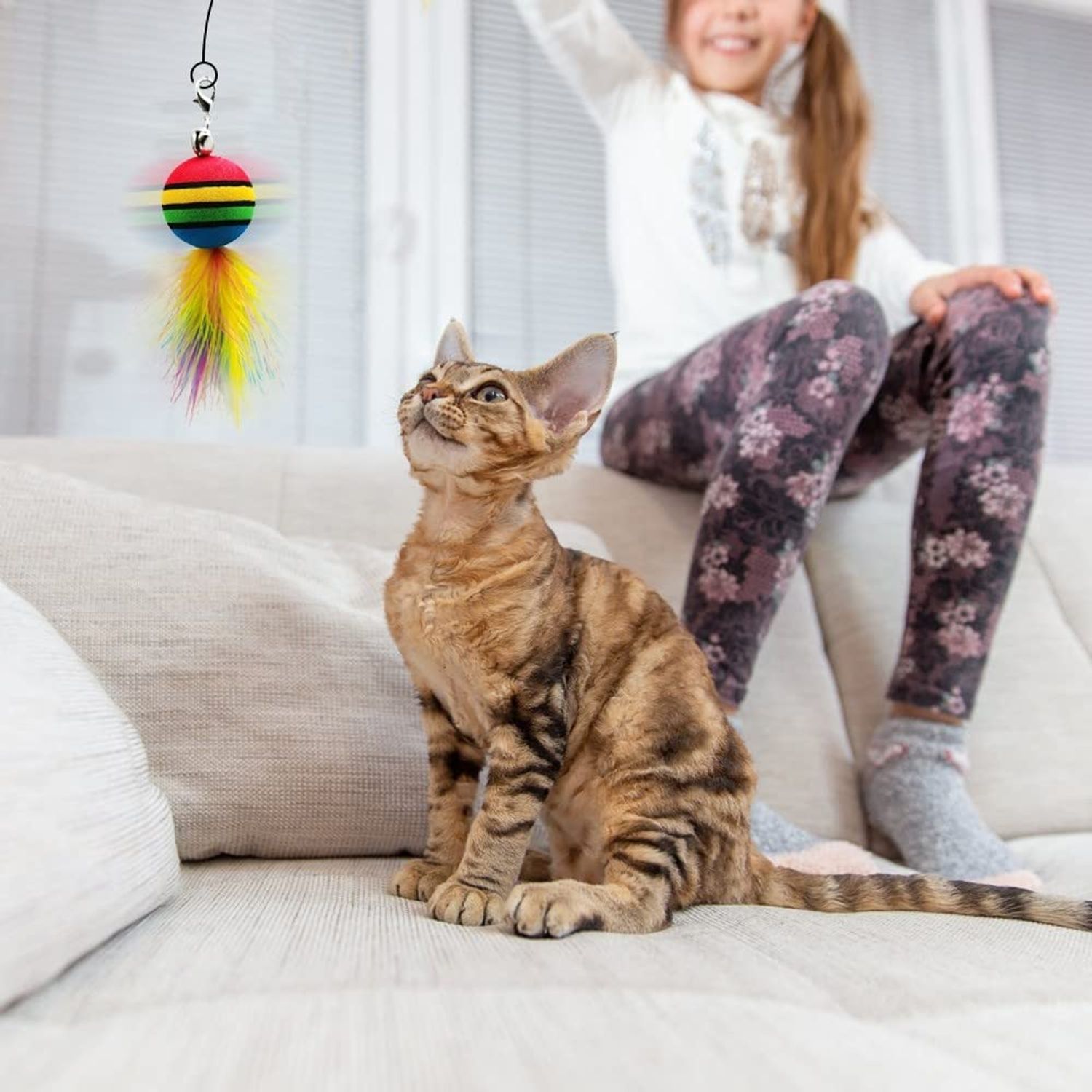 MiOYOOW Cat Feather Toy, Interactive Cat Teaser Feather Cat Toy Set with Dual Ended Suction Cup/ 4 Feather Refills for Indoor Cats Kittens