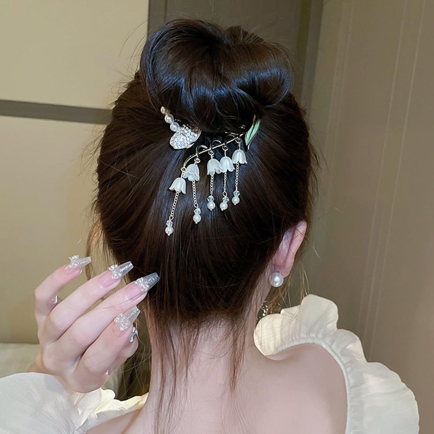 Wiwpar Crystal Ponytail Hair Clips Pearl Ponytail Rhinestone Hair Claw Clips Long Pearl Tassel Pendent Hair Clip Barrettes Flower Ponytail Hair Accessories Non Slip Jaw Banana for Women Girls (Style1)