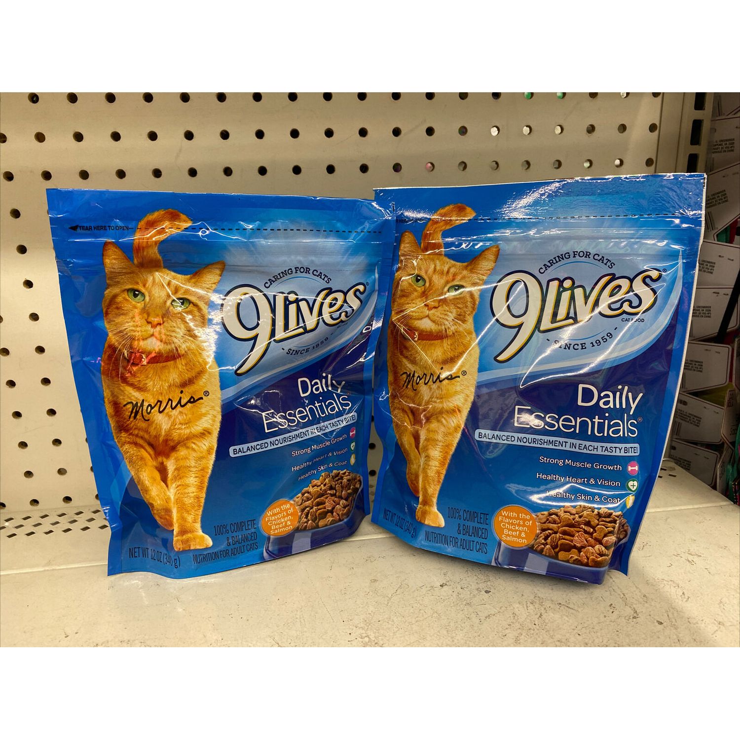 9 Lives Daily Essential Dry Cat Food mix of Chicken, Beef, and Salmon 3.15 Pound