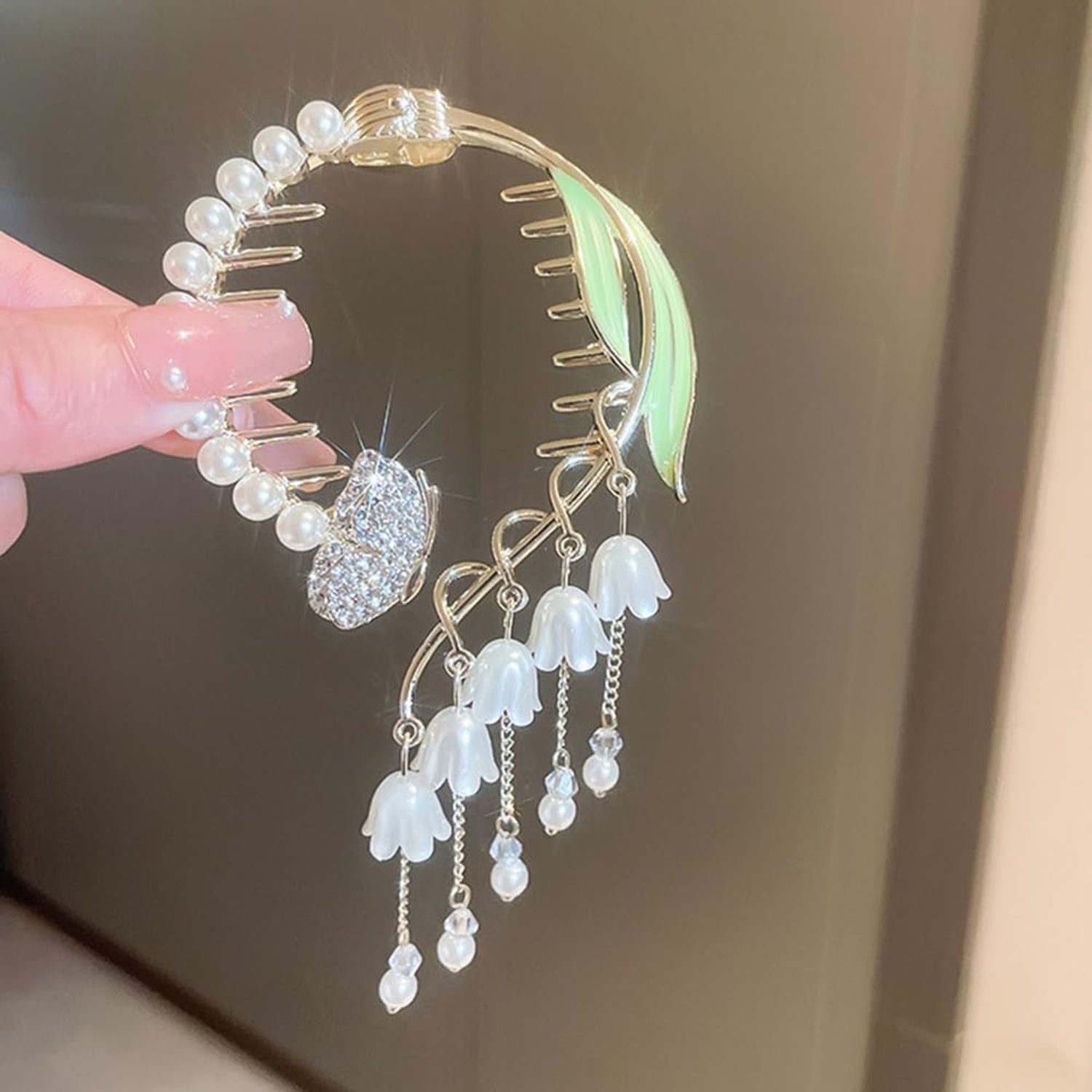 Wiwpar Crystal Ponytail Hair Clips Pearl Ponytail Rhinestone Hair Claw Clips Long Pearl Tassel Pendent Hair Clip Barrettes Flower Ponytail Hair Accessories Non Slip Jaw Banana for Women Girls (Style1)