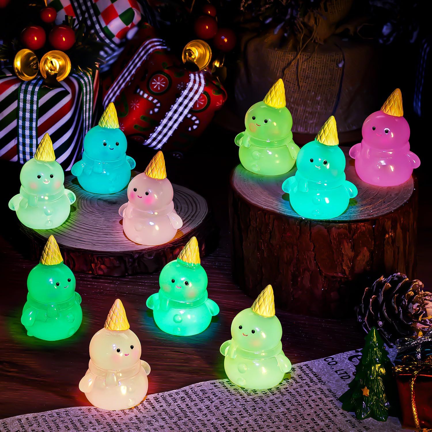 LHSYFBZ 50Pcs Luminous Mini Resin Snowman, Miniature Snowman, Glow in The Dark Tiny Snowman for Garden Landscape Aquarium Dollhouse Birthday Party Room Crafts Decor