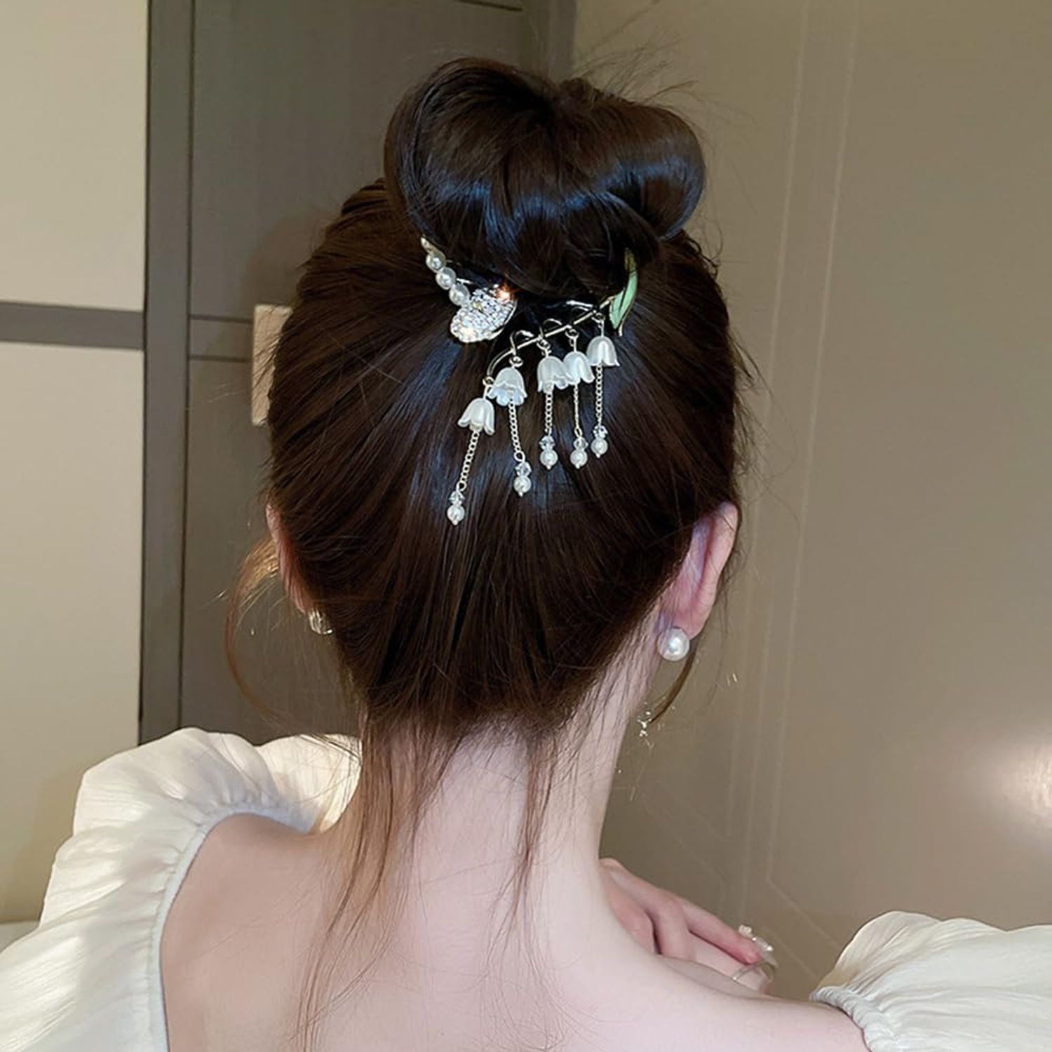 Wiwpar Crystal Ponytail Hair Clips Pearl Ponytail Rhinestone Hair Claw Clips Long Pearl Tassel Pendent Hair Clip Barrettes Flower Ponytail Hair Accessories Non Slip Jaw Banana for Women Girls (Style1)