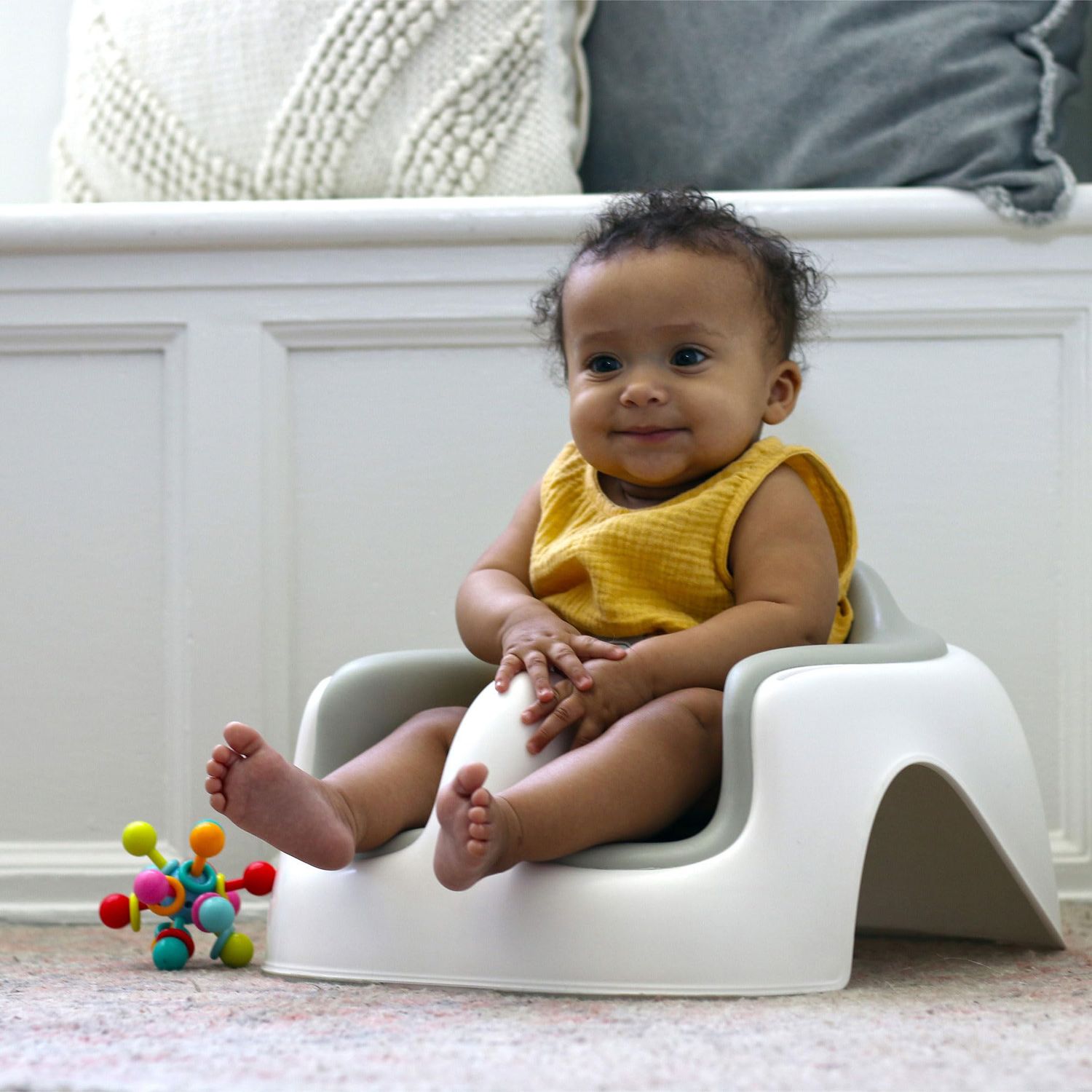 Bumbo Floor Seat LITE Combo with Cushioned Seat and Safety Strap with Detachable Feeding and Playtime Essentials Tray Accessory, Cool Grey