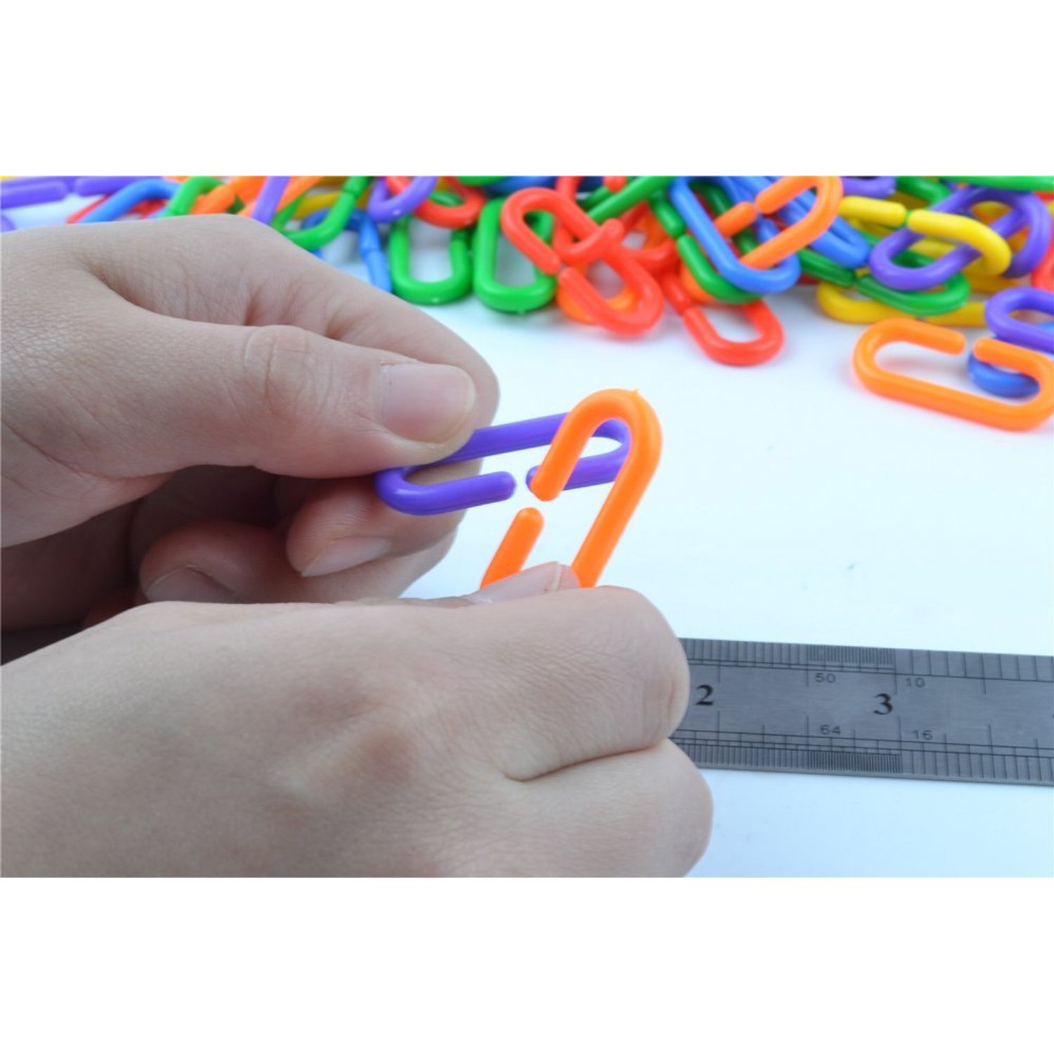 YUYUSO 100 Piece Plastic C-Clips Hooks Chain Links C-Links Rat Parrot Bird Toy Cage