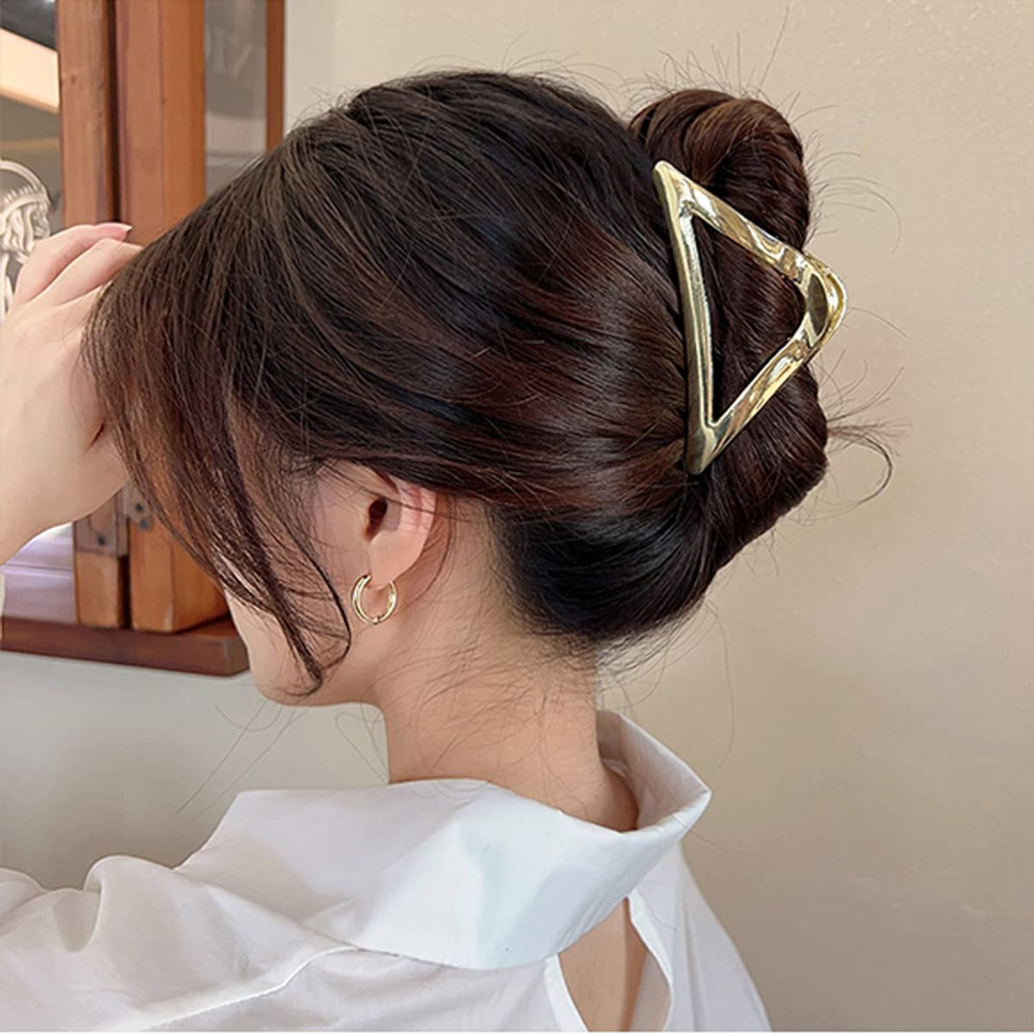 Triangle Hair Claw Clip Hollow Triangle Hair Clips Medium Metal Hair Claw for Women Girls Non-Slip Strong Grab Clips Shark Barrette Hair Clamps Hair Accessories for Thick Hair(Gold)