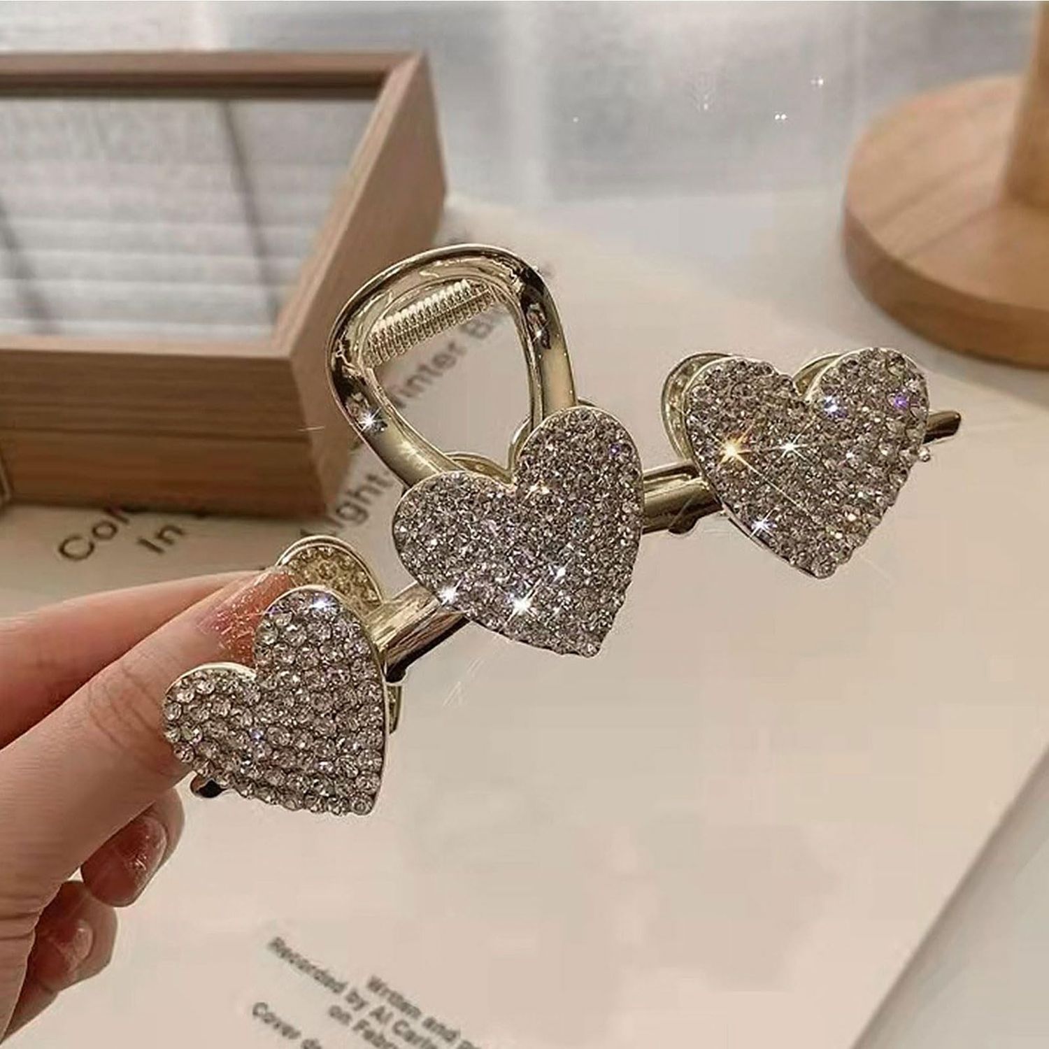 Pearls Heart Hair Clips Valentines Day Hair Accessories for Women Girls Rhinestones Gold Metal Hair Claw Clips Shiny Hearts Hairpins Strong Hold Hair Clip for Thick or Thin Hair Decoration 1 Pcs