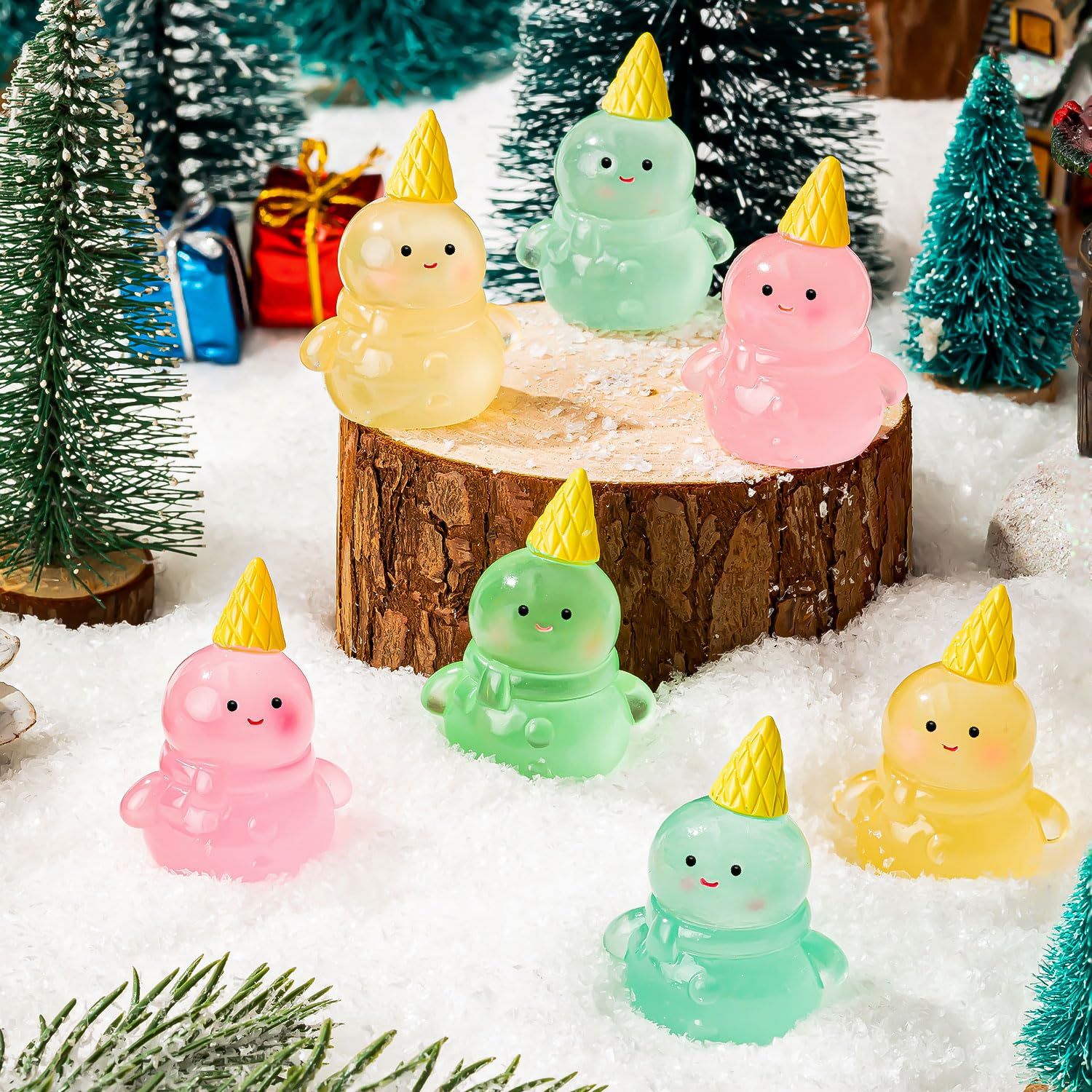 LHSYFBZ 50Pcs Luminous Mini Resin Snowman, Miniature Snowman, Glow in The Dark Tiny Snowman for Garden Landscape Aquarium Dollhouse Birthday Party Room Crafts Decor